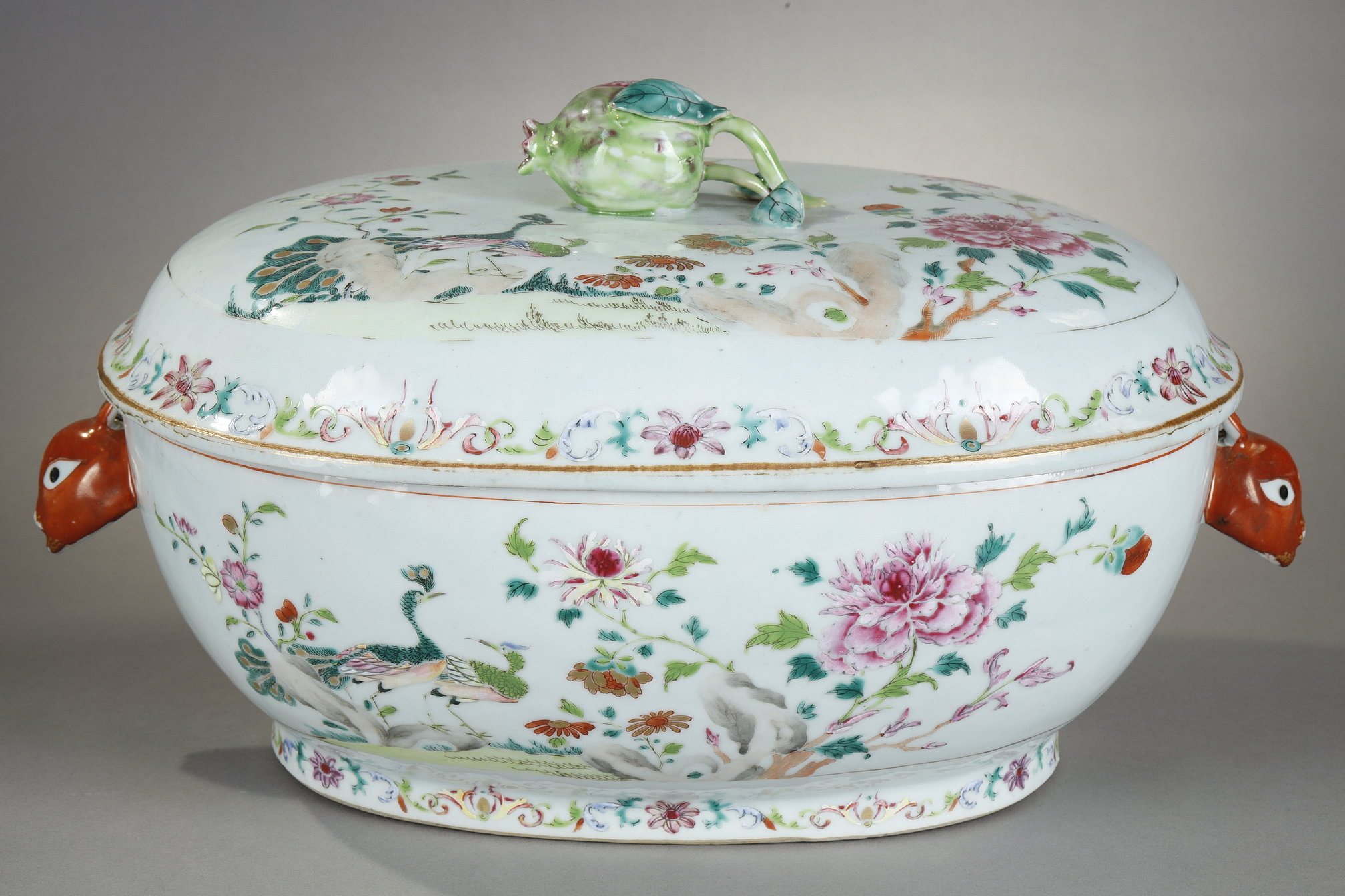 Polychrome : Tureen oval  with its porcelain presentoir Famille Rose  taken from the pomegranate shaped lid .
It is the similar decor of the service carried away by John VI of Portugal in his exile in Brazil. China Qianlong Period 1736/1795