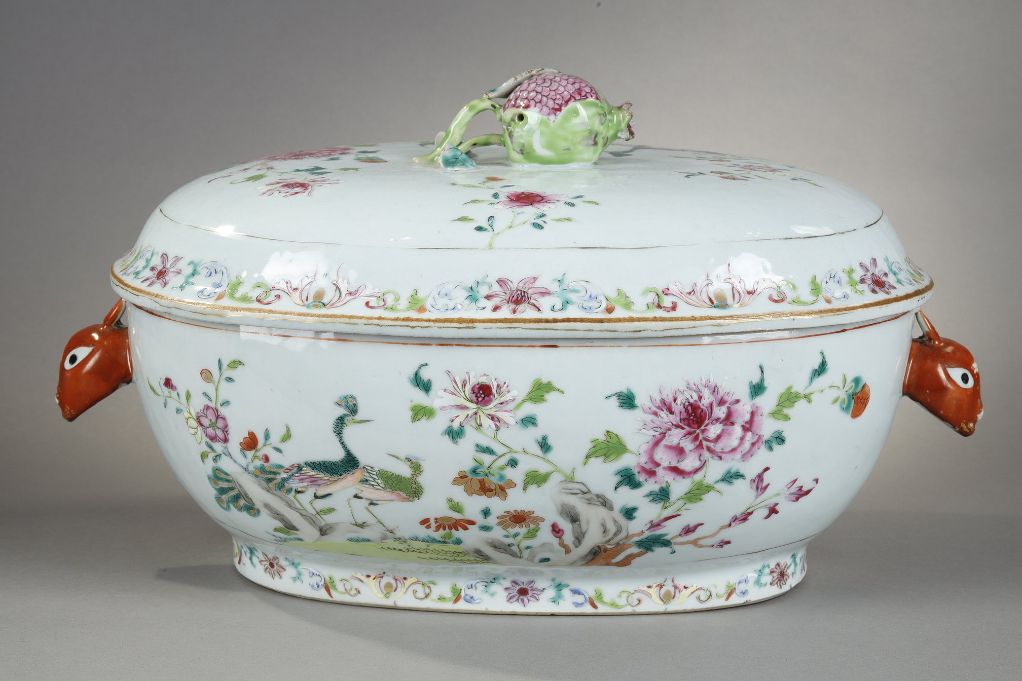 Polychrome : Tureen oval  with its porcelain presentoir Famille Rose  taken from the pomegranate shaped lid .
It is the similar decor of the service carried away by John VI of Portugal in his exile in Brazil. China Qianlong Period 1736/1795