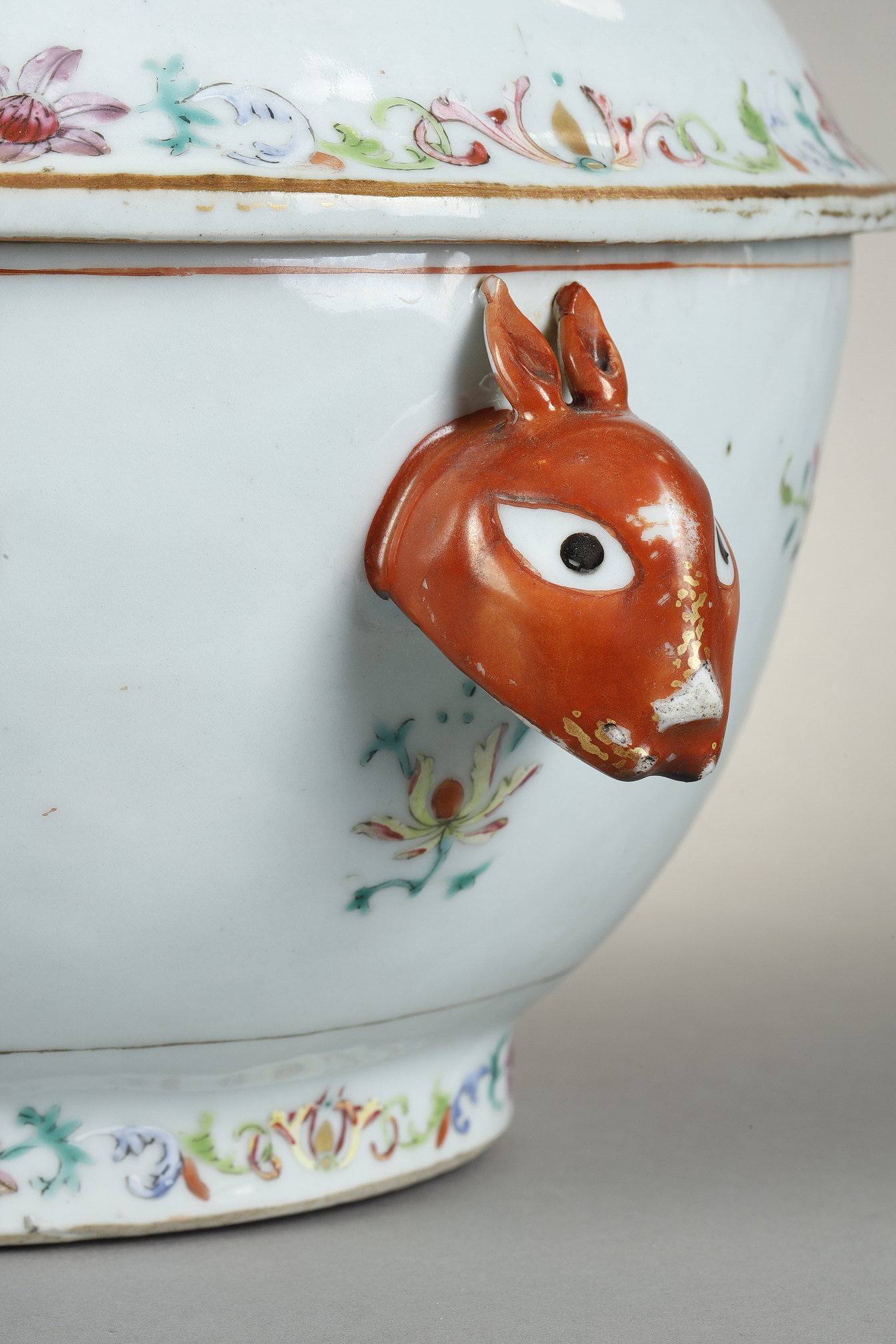 Polychrome : Tureen oval  with its porcelain presentoir Famille Rose  taken from the pomegranate shaped lid .
It is the similar decor of the service carried away by John VI of Portugal in his exile in Brazil. China Qianlong Period 1736/1795