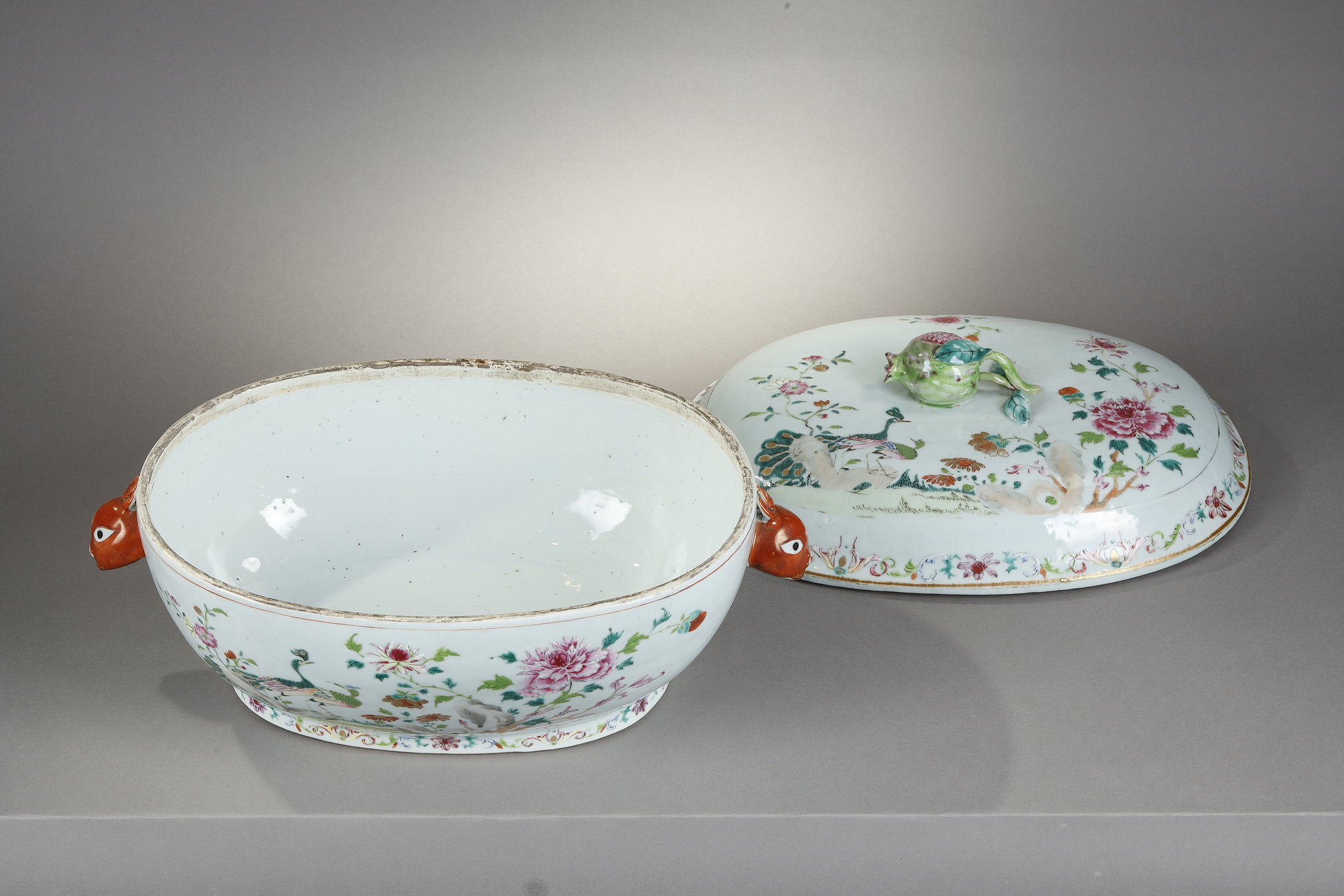 Polychrome : Tureen oval  with its porcelain presentoir Famille Rose  taken from the pomegranate shaped lid .
It is the similar decor of the service carried away by John VI of Portugal in his exile in Brazil. China Qianlong Period 1736/1795
