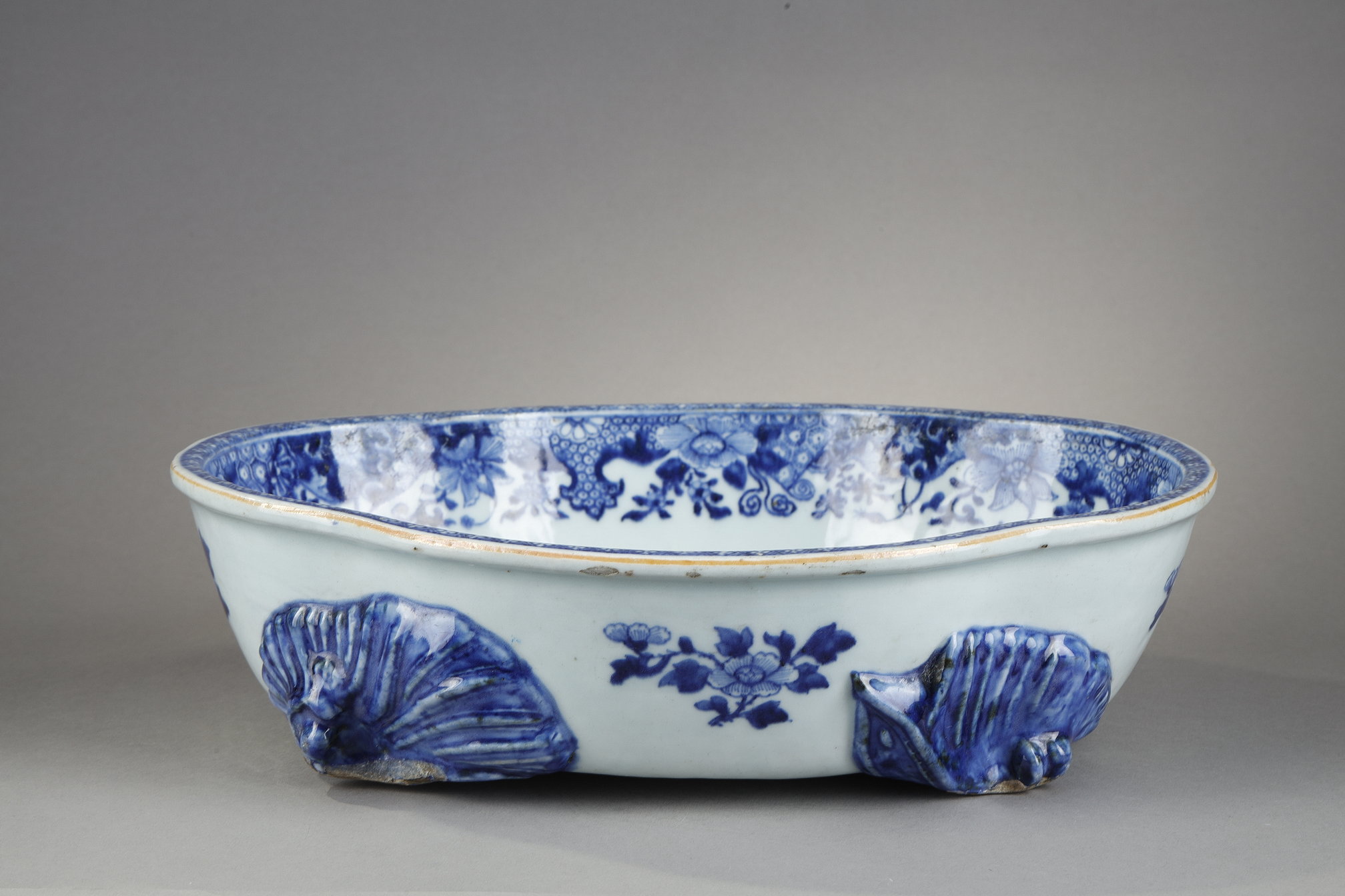 Blue White : Rare cup or small basin of European shape on four legs in Blue White porcelain - China Qianlong period 1736-1795