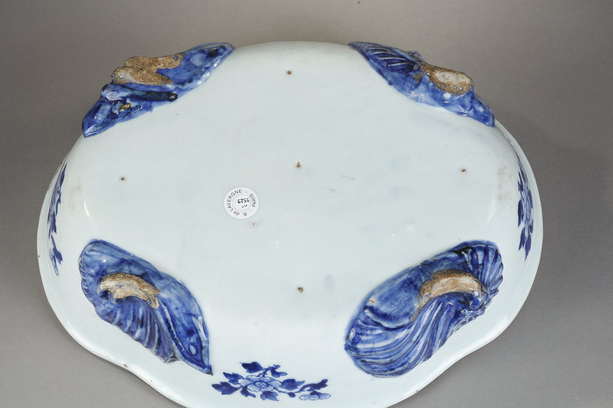 Blue White : Rare cup or small basin of European shape on four legs in Blue White porcelain - China Qianlong period 1736-1795