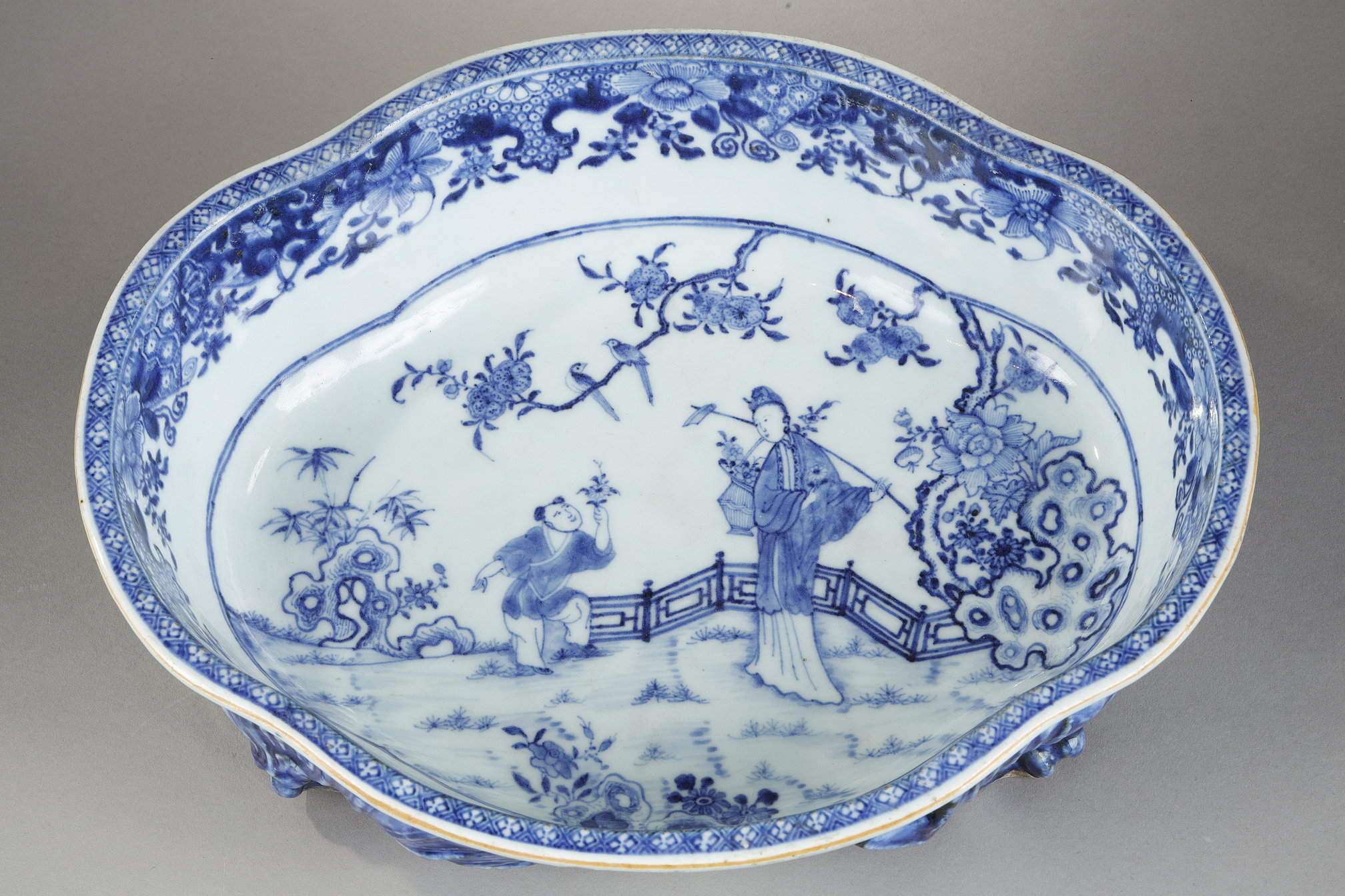 Blue White : Rare cup or small basin of European shape on four legs in Blue White porcelain - China Qianlong period 1736-1795
