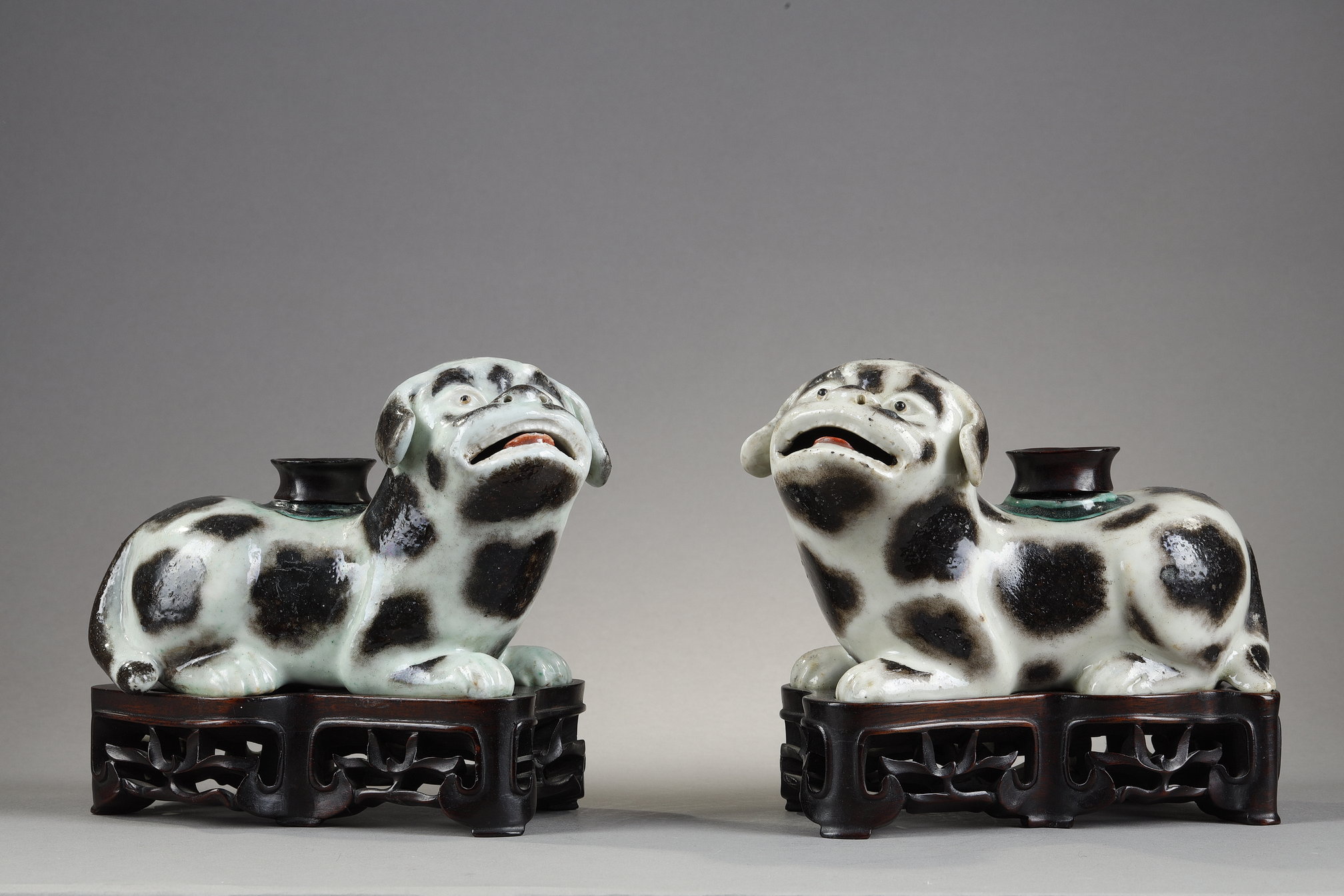 Works of Art : Pair of  dogs forming incense stick holders in brown speckled porcelain on beige background China 1770/1800 
Wooden bases