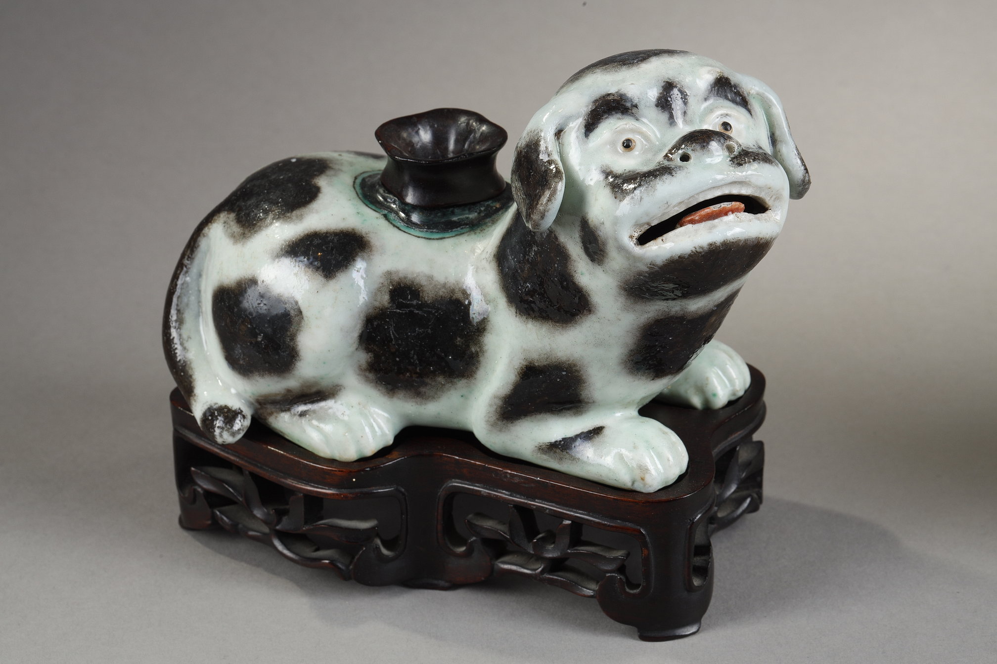 Works of Art : Pair of  dogs forming incense stick holders in brown speckled porcelain on beige background China 1770/1800 
Wooden bases