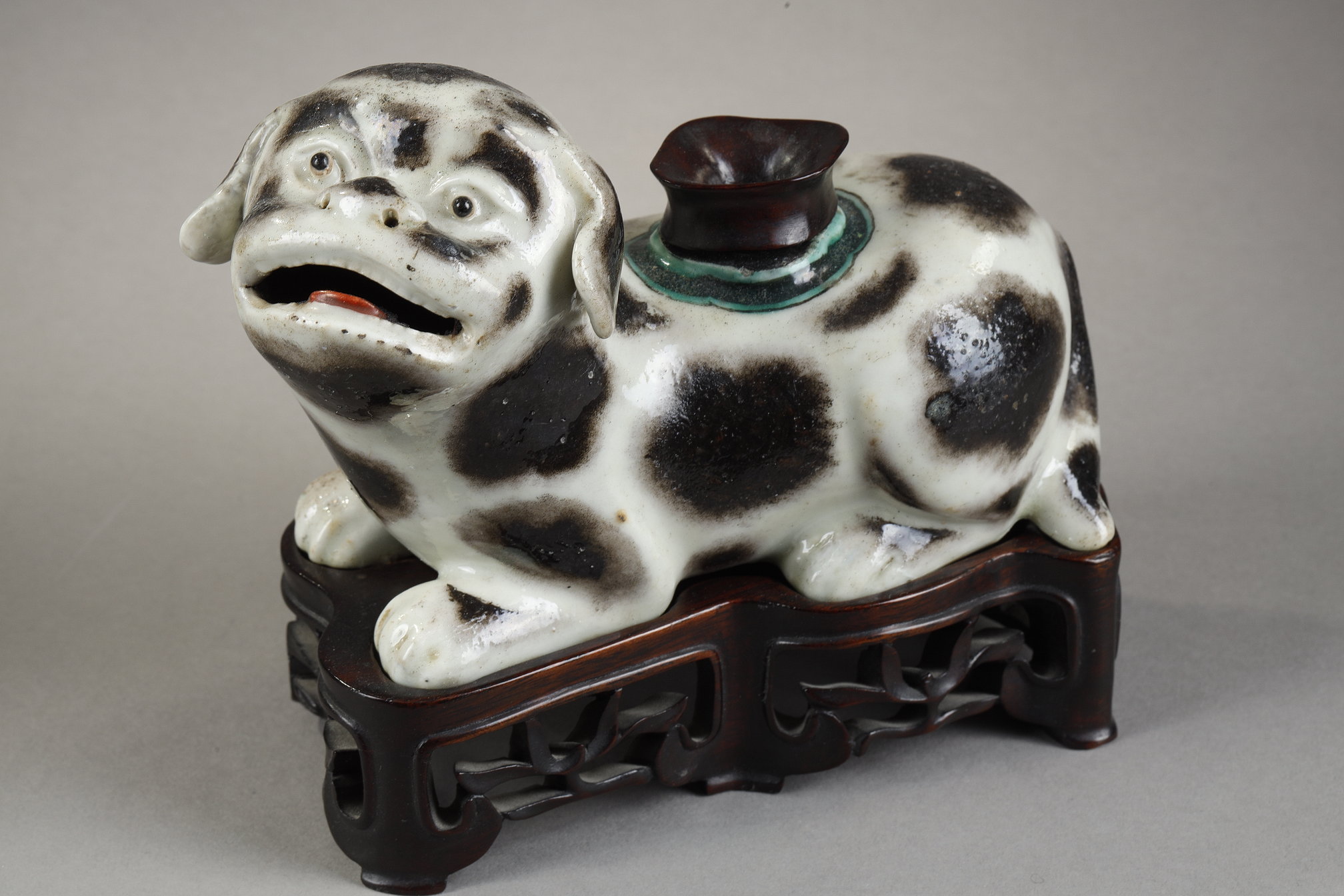 Works of Art : Pair of  dogs forming incense stick holders in brown speckled porcelain on beige background China 1770/1800 
Wooden bases