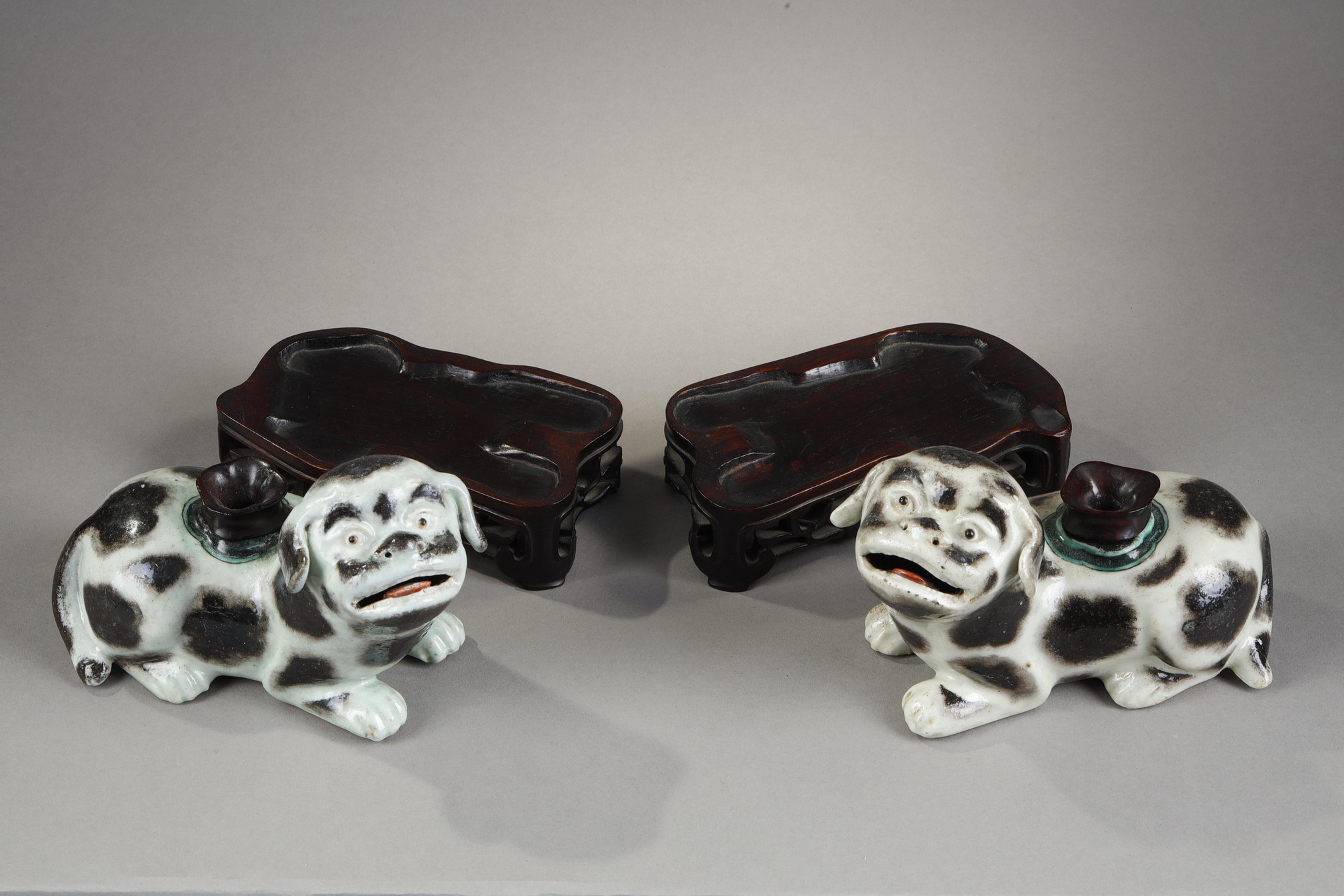 Works of Art : Pair of  dogs forming incense stick holders in brown speckled porcelain on beige background China 1770/1800 
Wooden bases