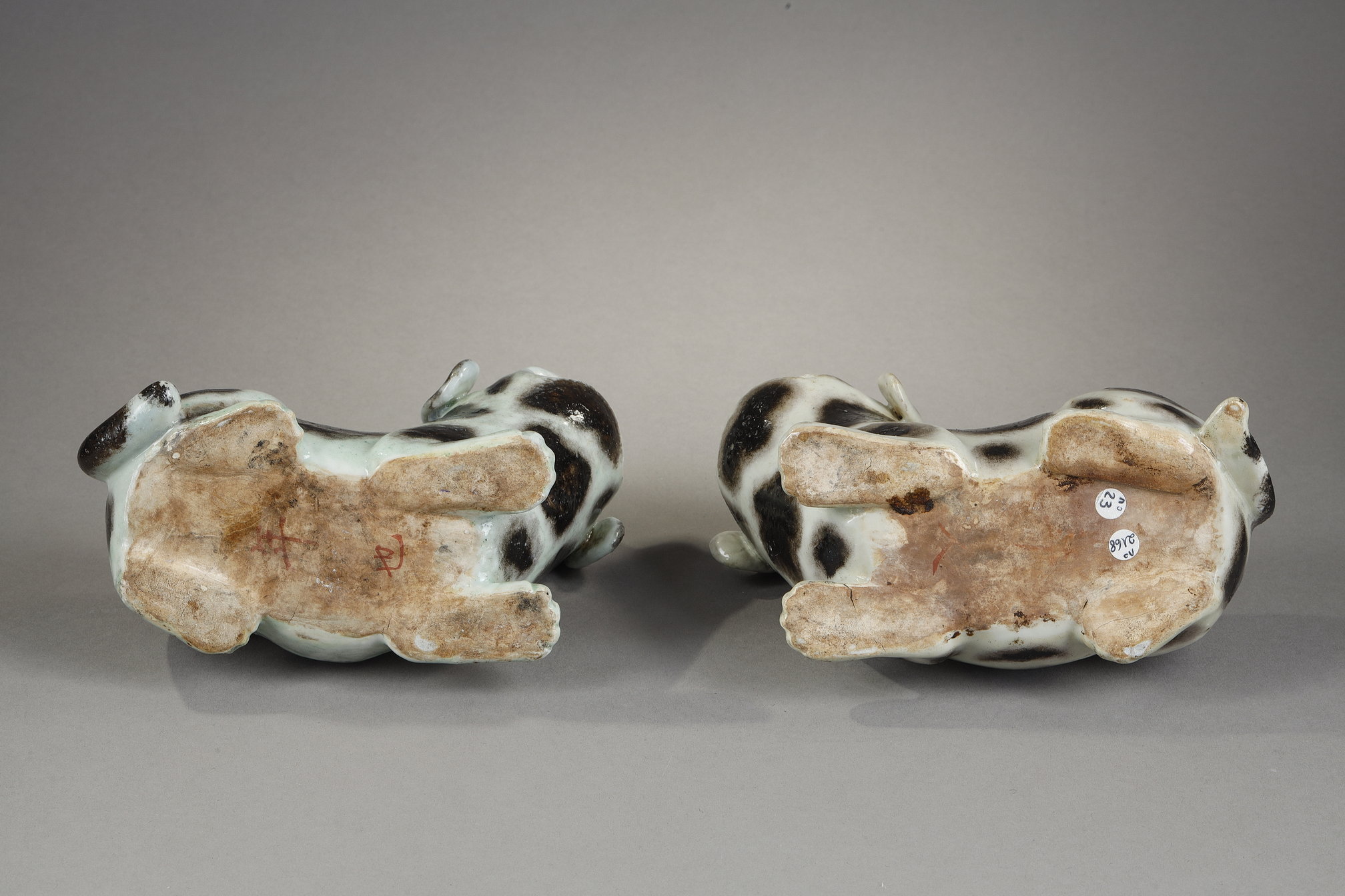 Works of Art : Pair of  dogs forming incense stick holders in brown speckled porcelain on beige background China 1770/1800 
Wooden bases