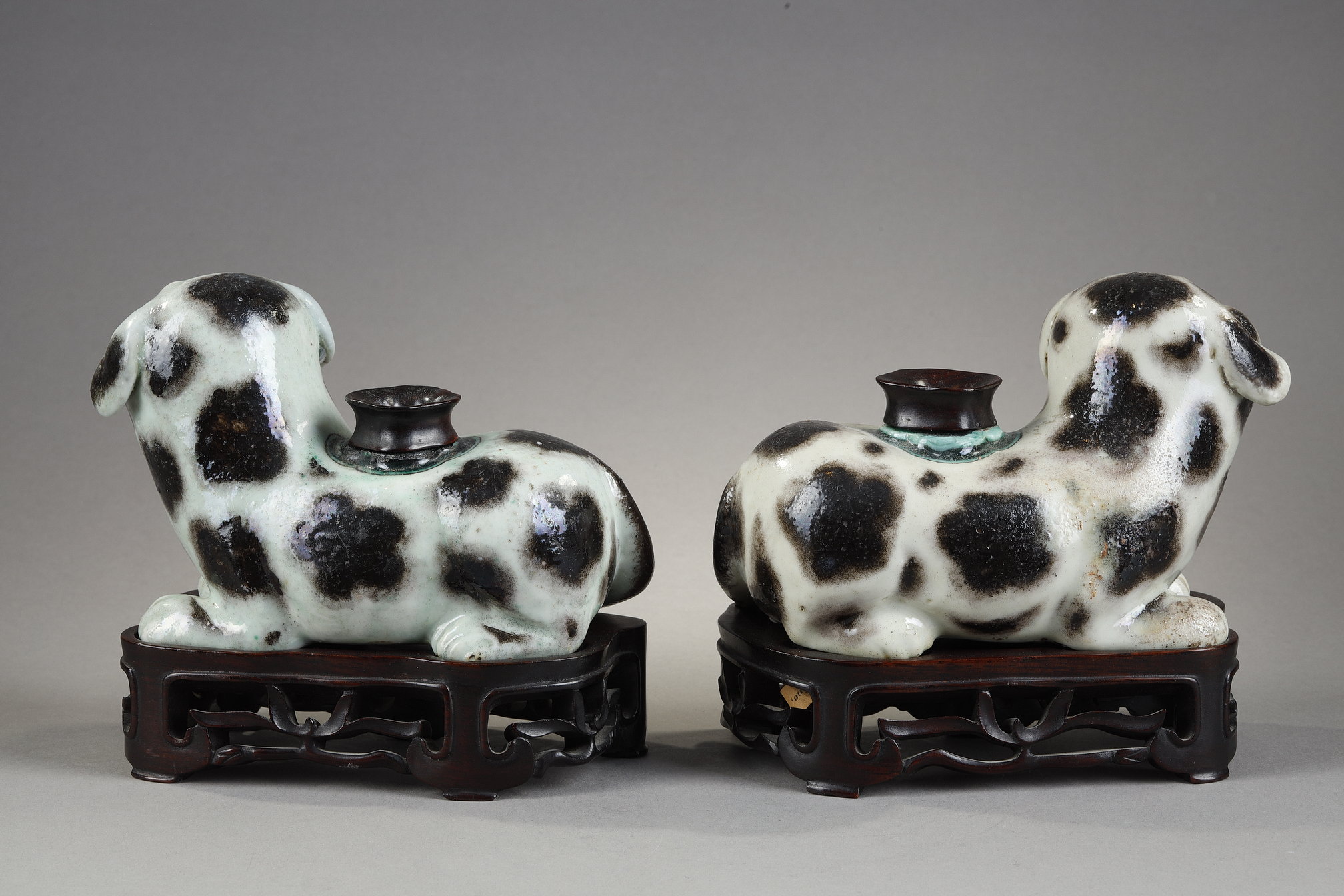 Works of Art : Pair of  dogs forming incense stick holders in brown speckled porcelain on beige background China 1770/1800 
Wooden bases