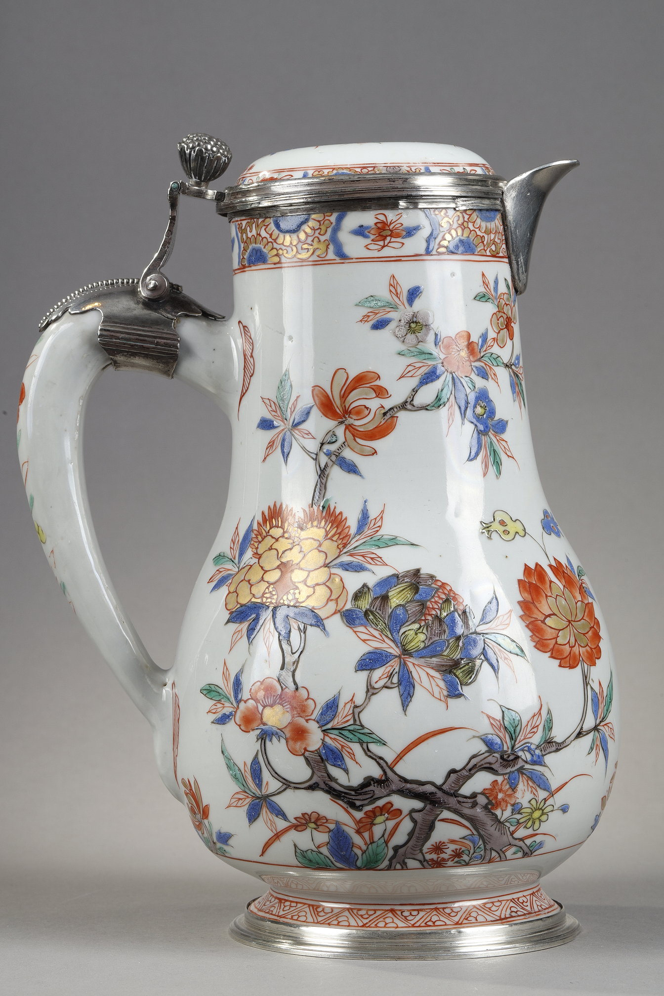 Polychrome : Aiguiere et son couvercle en porcelaine de la famille verte  decorée de fleurs . Chine epoque Kangxi 1662/1722
vers 1710
Monture en argent occidental 19em siècle