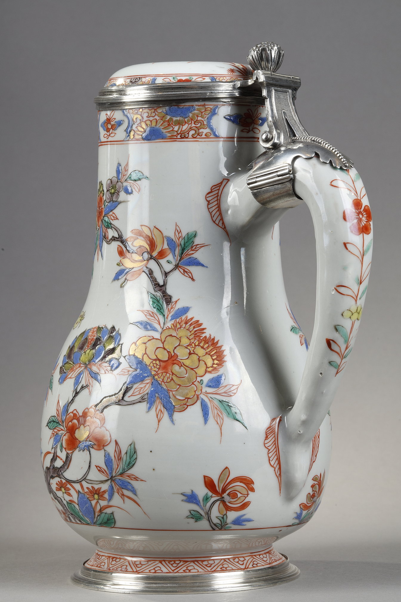 Polychrome : Aiguiere et son couvercle en porcelaine de la famille verte  decorée de fleurs . Chine epoque Kangxi 1662/1722
vers 1710
Monture en argent occidental 19em siècle