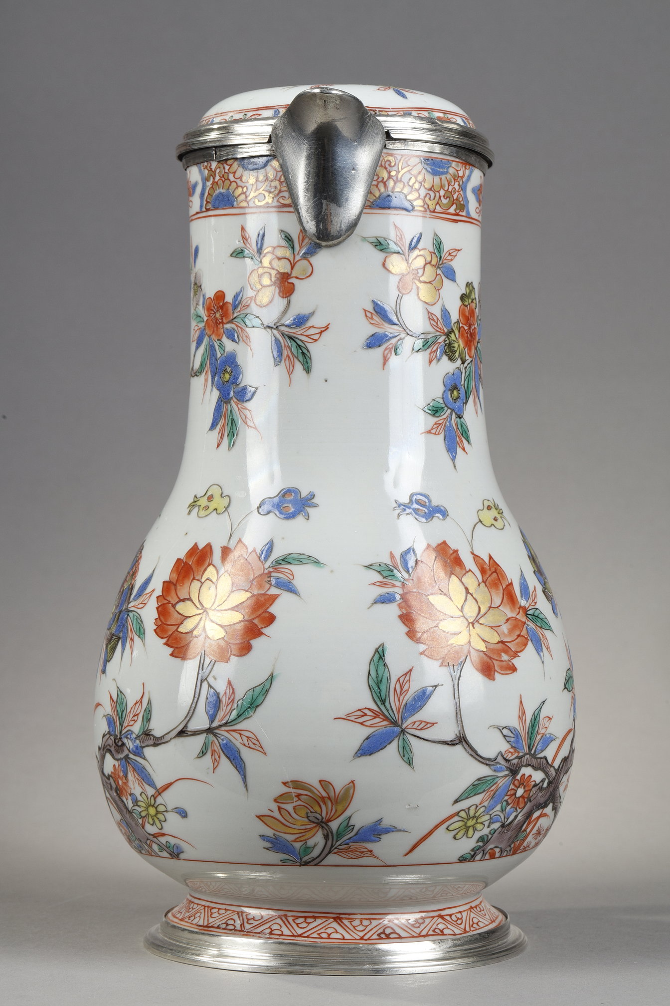 Polychrome : Aiguiere et son couvercle en porcelaine de la famille verte  decorée de fleurs . Chine epoque Kangxi 1662/1722
vers 1710
Monture en argent occidental 19em siècle