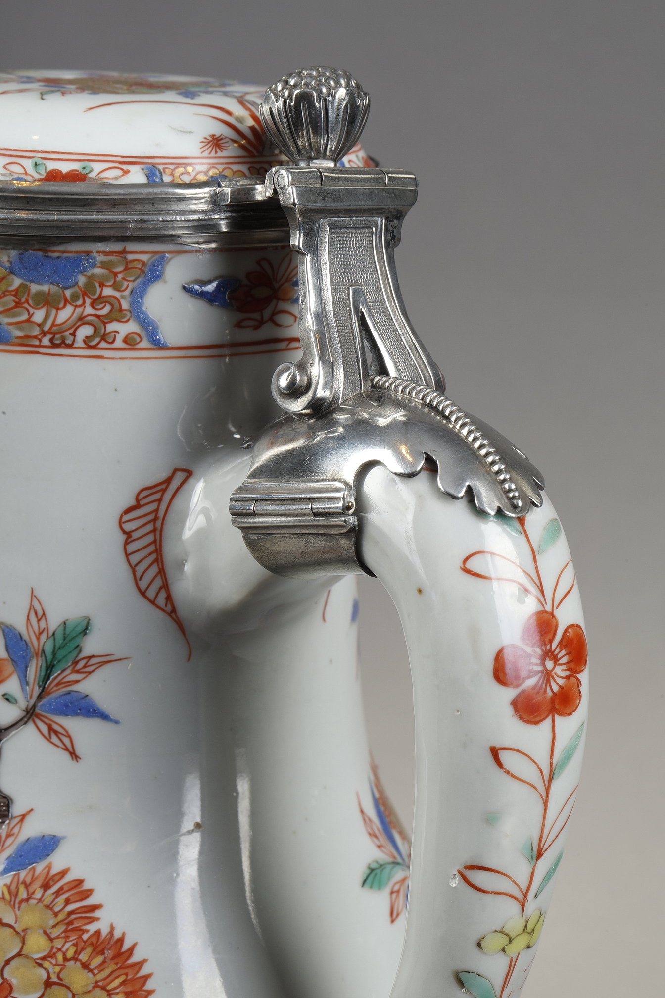 Polychrome : Aiguiere et son couvercle en porcelaine de la famille verte  decorée de fleurs . Chine epoque Kangxi 1662/1722
vers 1710
Monture en argent occidental 19em siècle