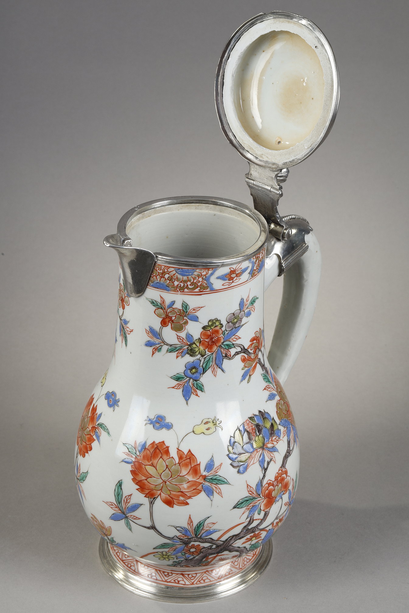 Polychrome : Aiguiere et son couvercle en porcelaine de la famille verte  decorée de fleurs . Chine epoque Kangxi 1662/1722
vers 1710
Monture en argent occidental 19em siècle