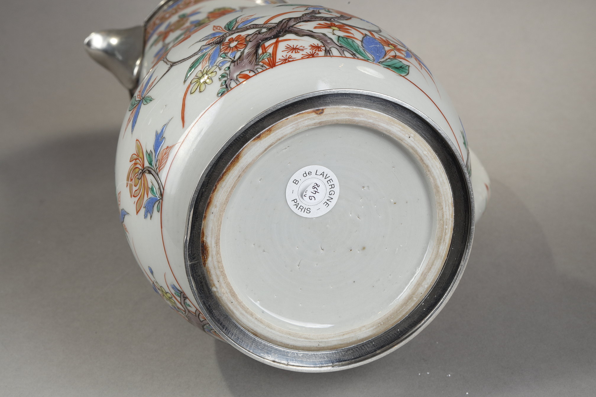 Polychrome : Aiguiere et son couvercle en porcelaine de la famille verte  decorée de fleurs . Chine epoque Kangxi 1662/1722
vers 1710
Monture en argent occidental 19em siècle