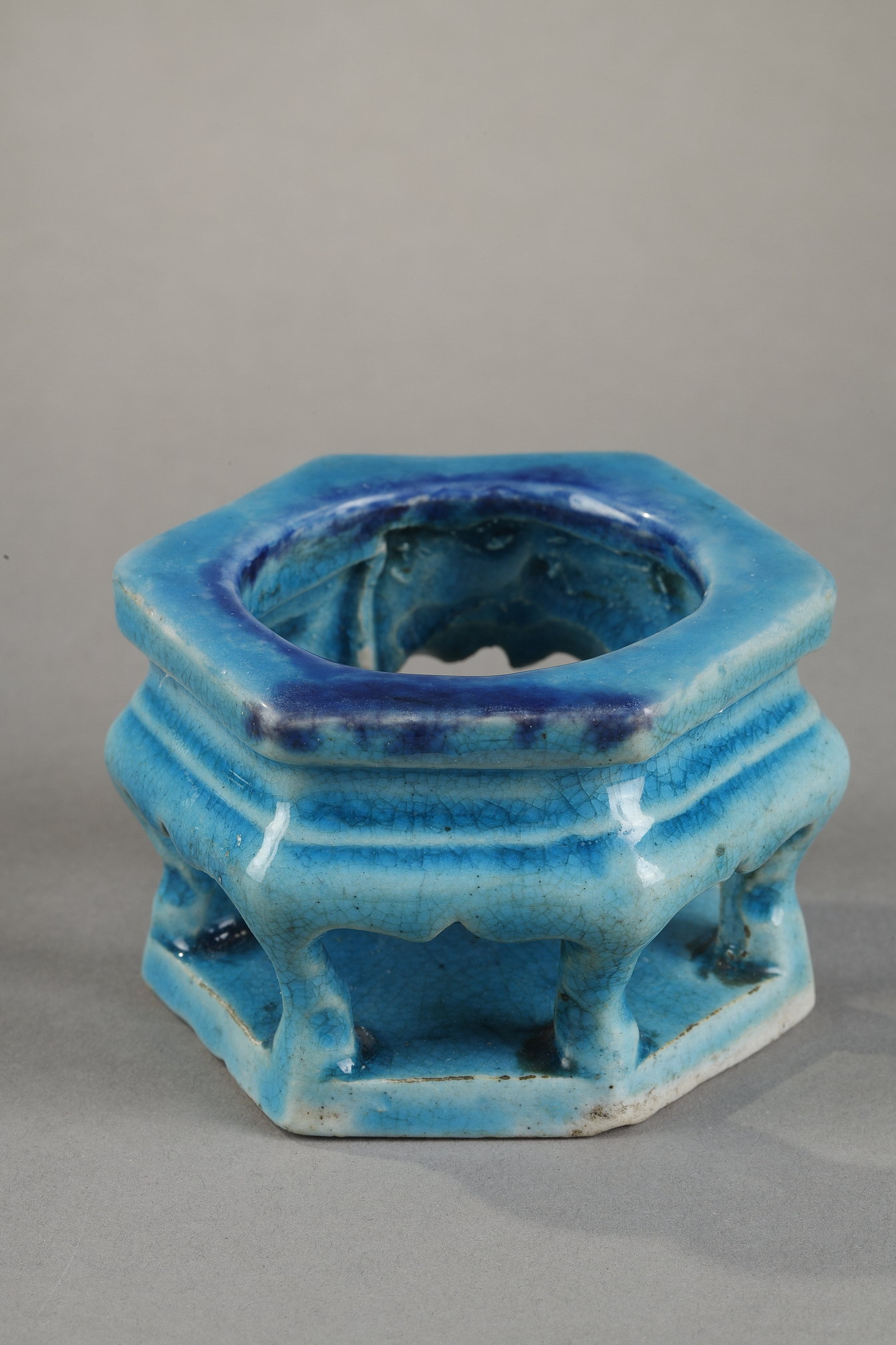 Blue White : Small biscuit base enamelled turquoise blue and aubergine  - Kangxi period 1662/1722

Hight 5 cm    diam 7 cm