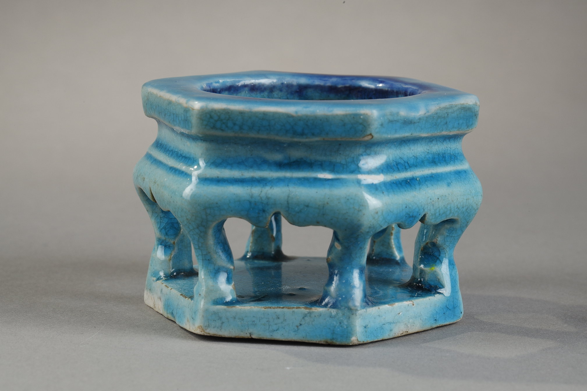 Blue White : Small biscuit base enamelled turquoise blue and aubergine  - Kangxi period 1662/1722

Hight 5 cm    diam 7 cm