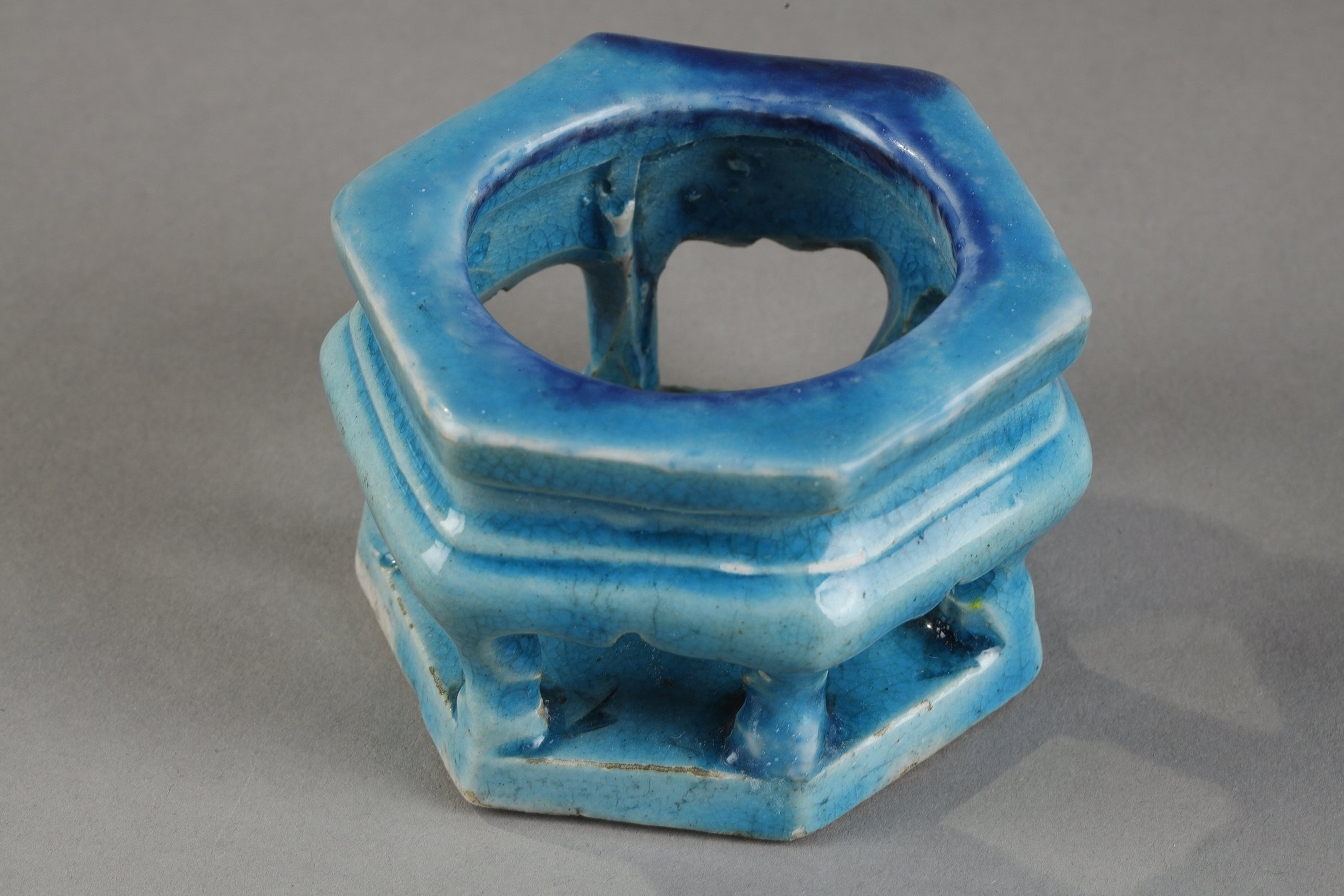 Blue White : Small biscuit base enamelled turquoise blue and aubergine  - Kangxi period 1662/1722

Hight 5 cm    diam 7 cm
