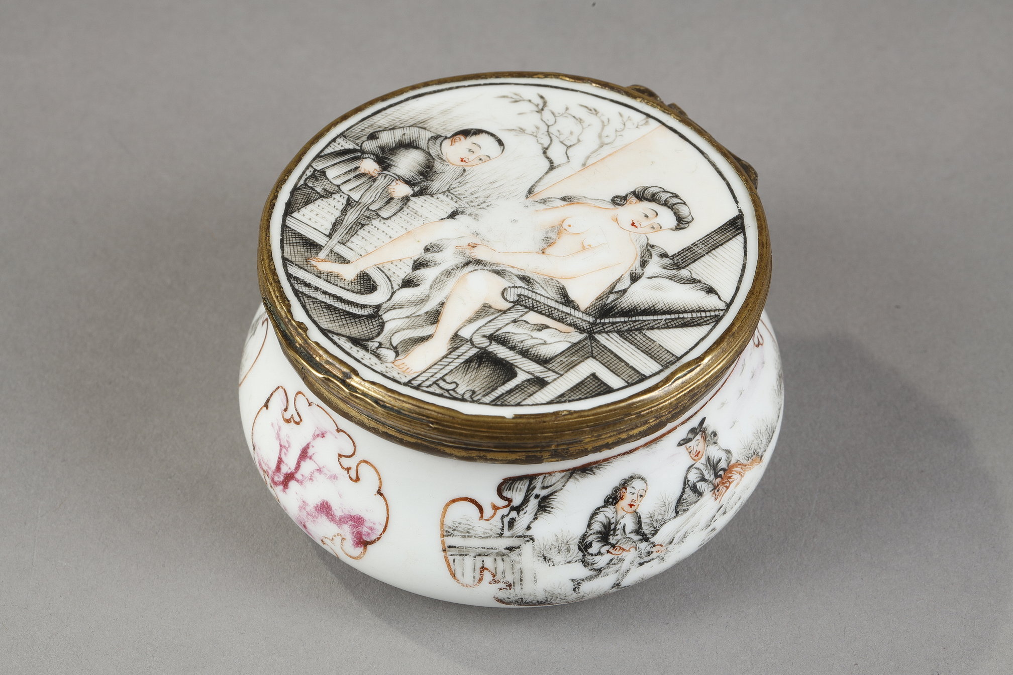 Polychrome : Small porcelain box decorated with a naked woman and a young servant in grisaille scene inspired by Claude Duflos father - Gilded metal mount- China circa 1755
H 3.5 cm D 7 cm