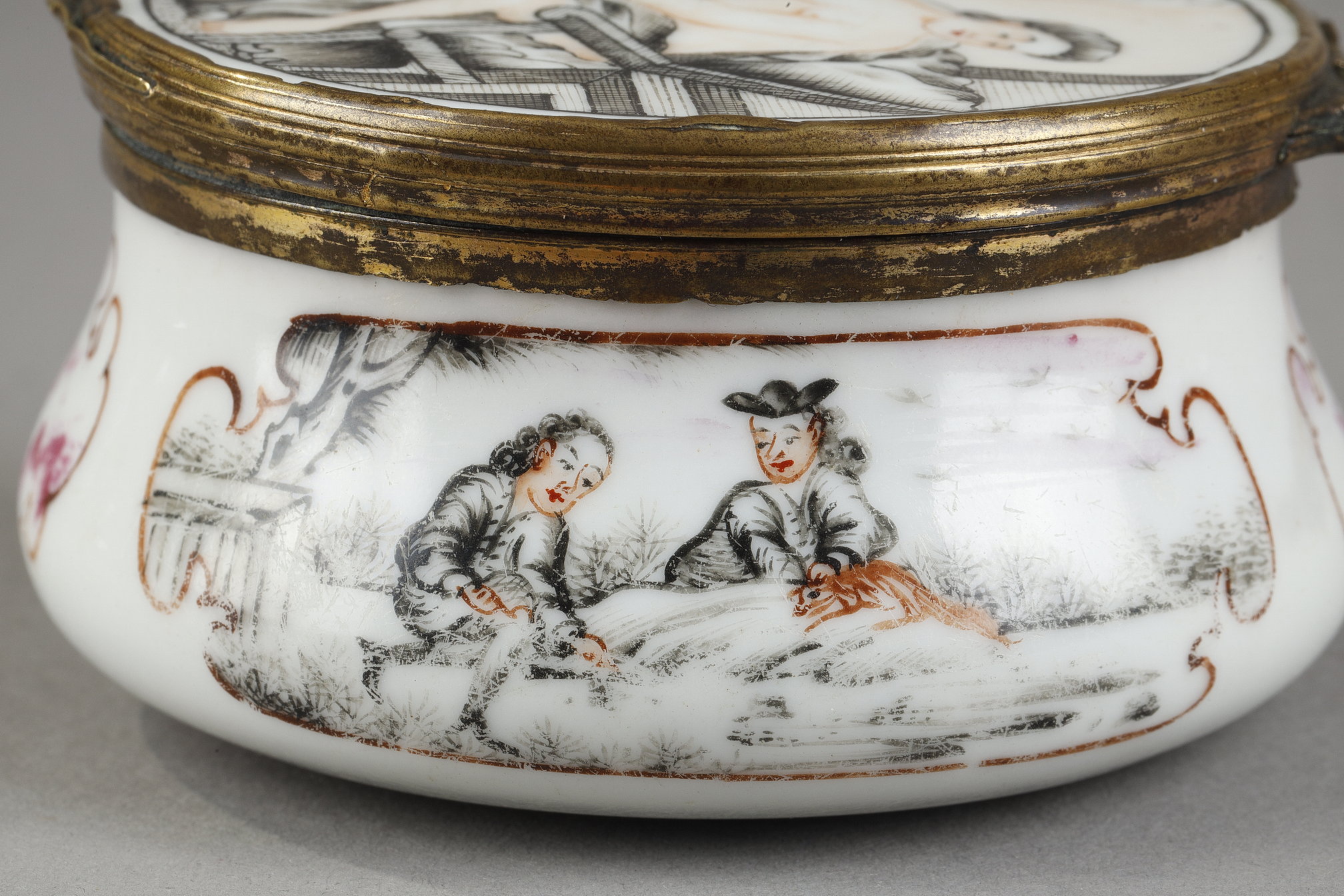 Polychrome : Small porcelain box decorated with a naked woman and a young servant in grisaille scene inspired by Claude Duflos father - Gilded metal mount- China circa 1755
H 3.5 cm D 7 cm