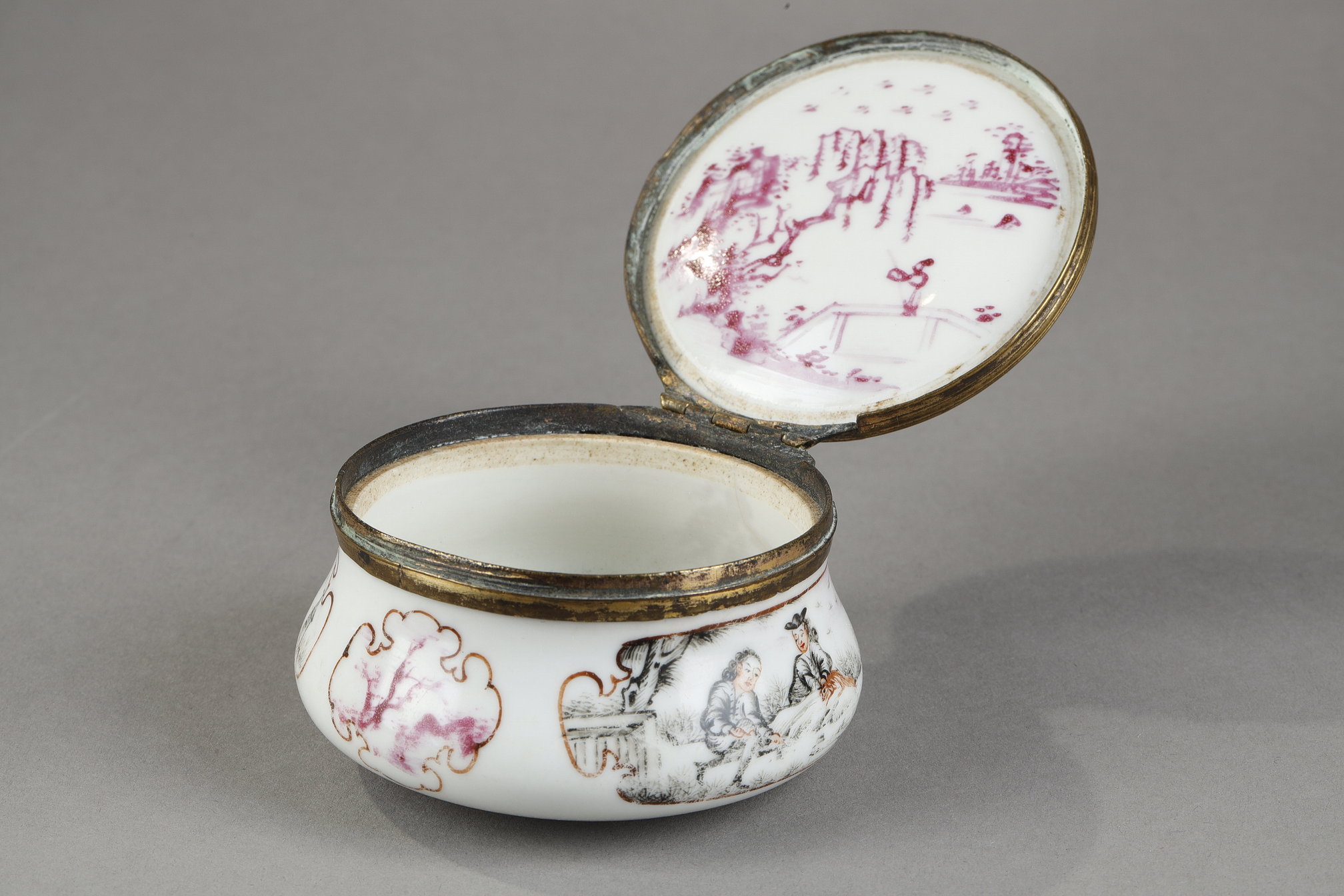 Polychrome : Small porcelain box decorated with a naked woman and a young servant in grisaille scene inspired by Claude Duflos father - Gilded metal mount- China circa 1755
H 3.5 cm D 7 cm