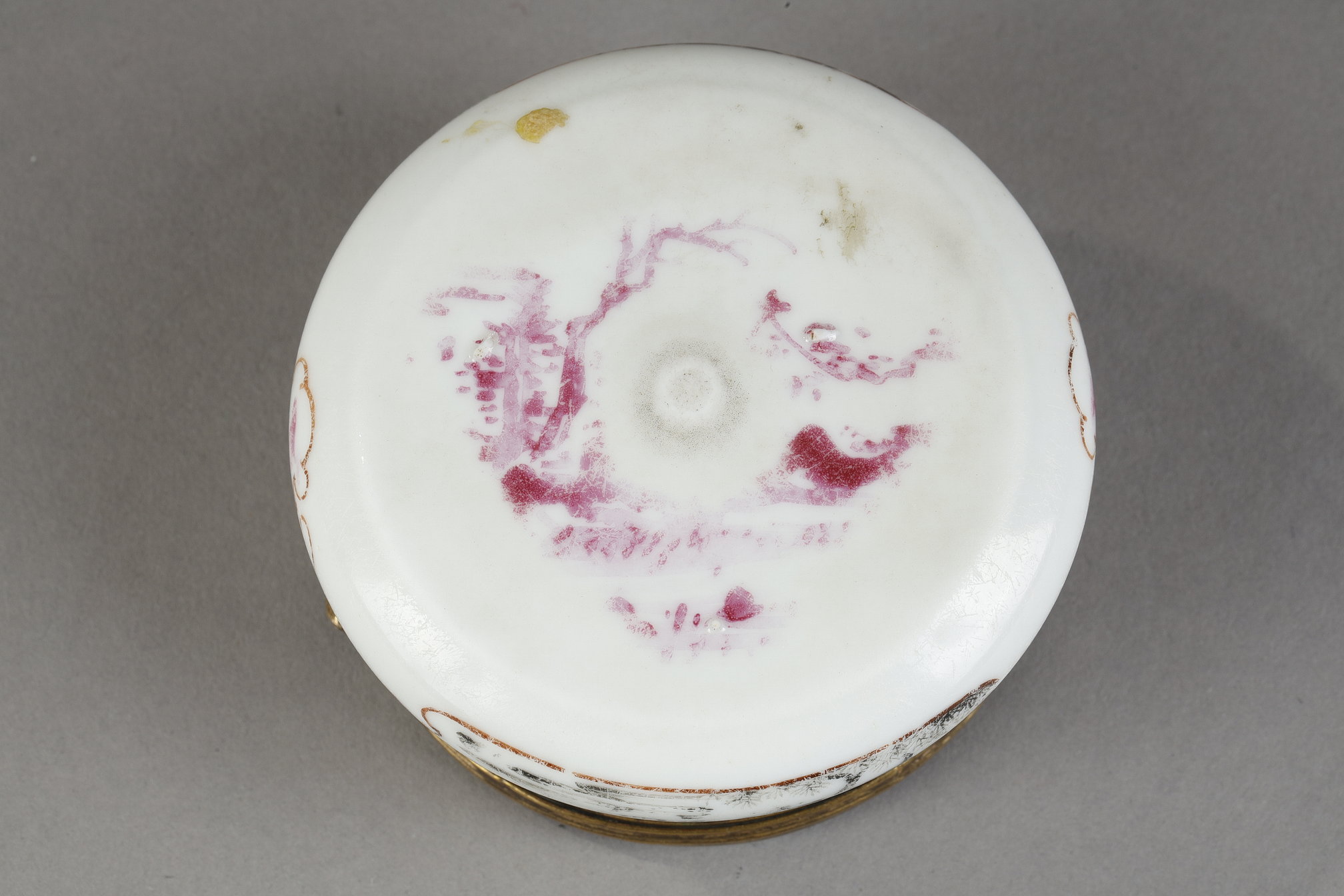 Polychrome : Small porcelain box decorated with a naked woman and a young servant in grisaille scene inspired by Claude Duflos father - Gilded metal mount- China circa 1755
H 3.5 cm D 7 cm