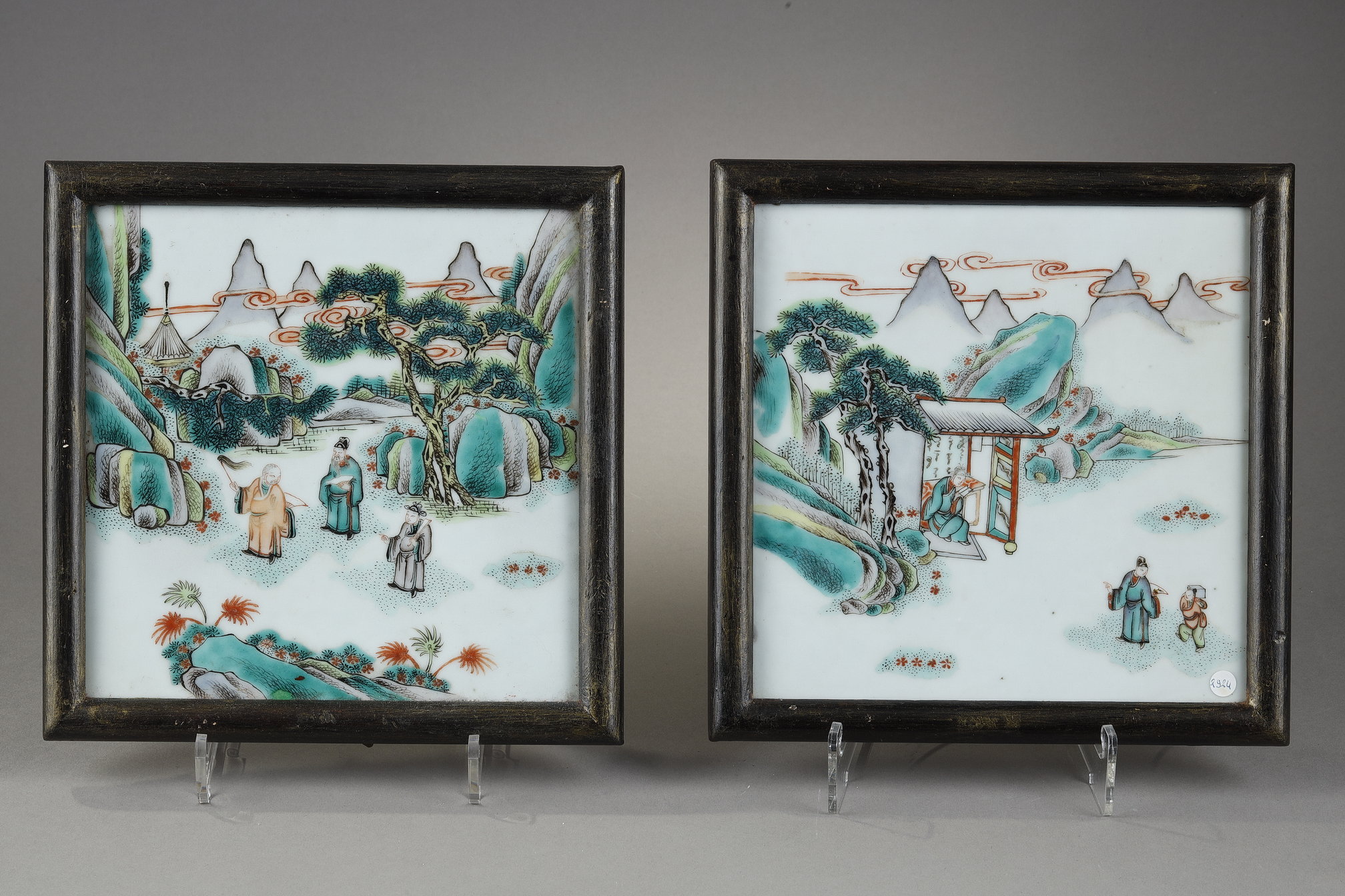 Polychrome : Pair of porcelain quadrangular plaques of the "Famille Verte"  has decorated characters in a landscape - 19th century