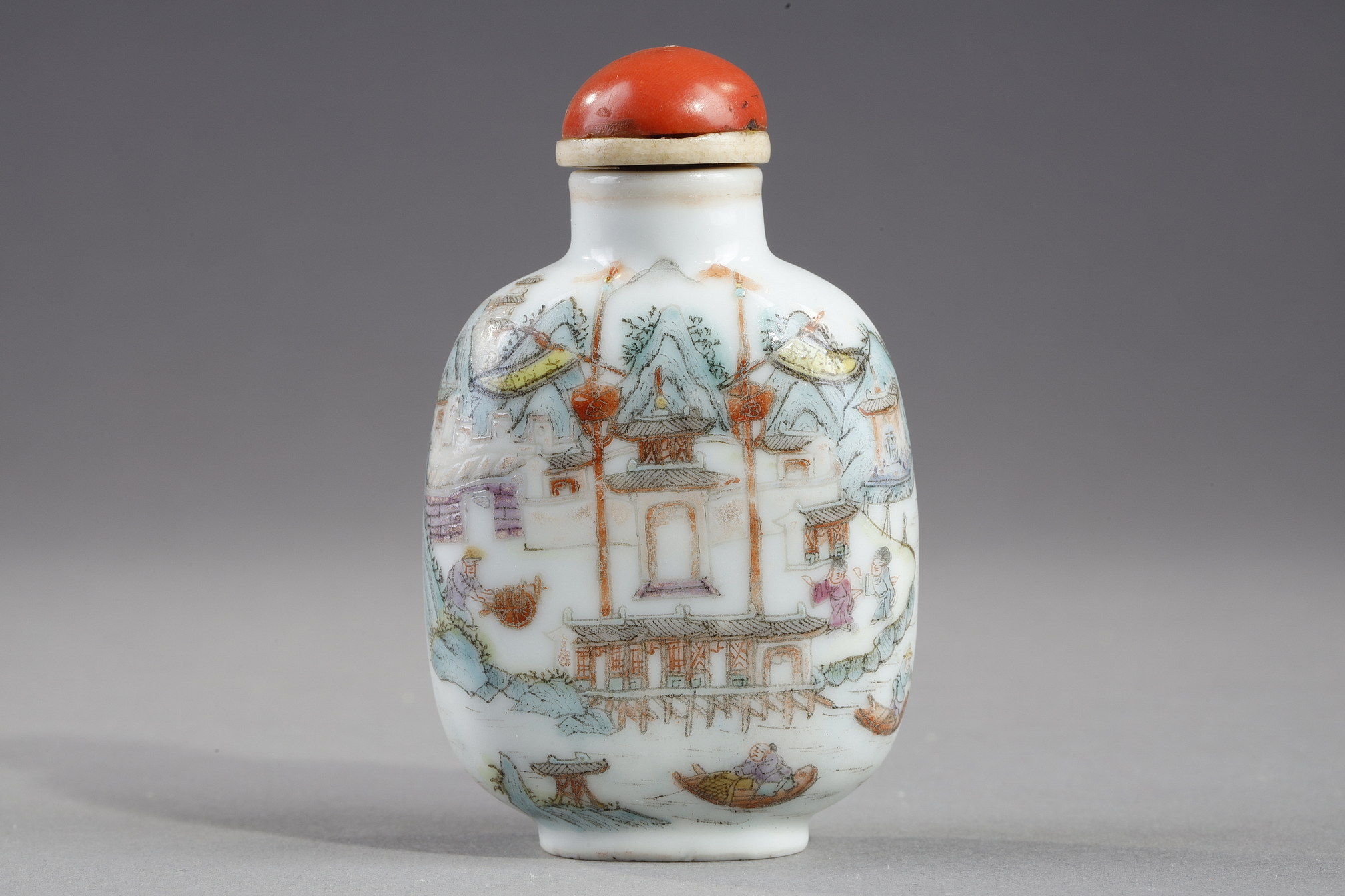 Tabatières : Flacon tabatière en porcelaine avec le decor de la garnison ou du fort de Jiujang (Jiangxi province) arrosée par le grand fleuve  selon l inscription sur une bannière - Marque Qianlong chine 1820/1850