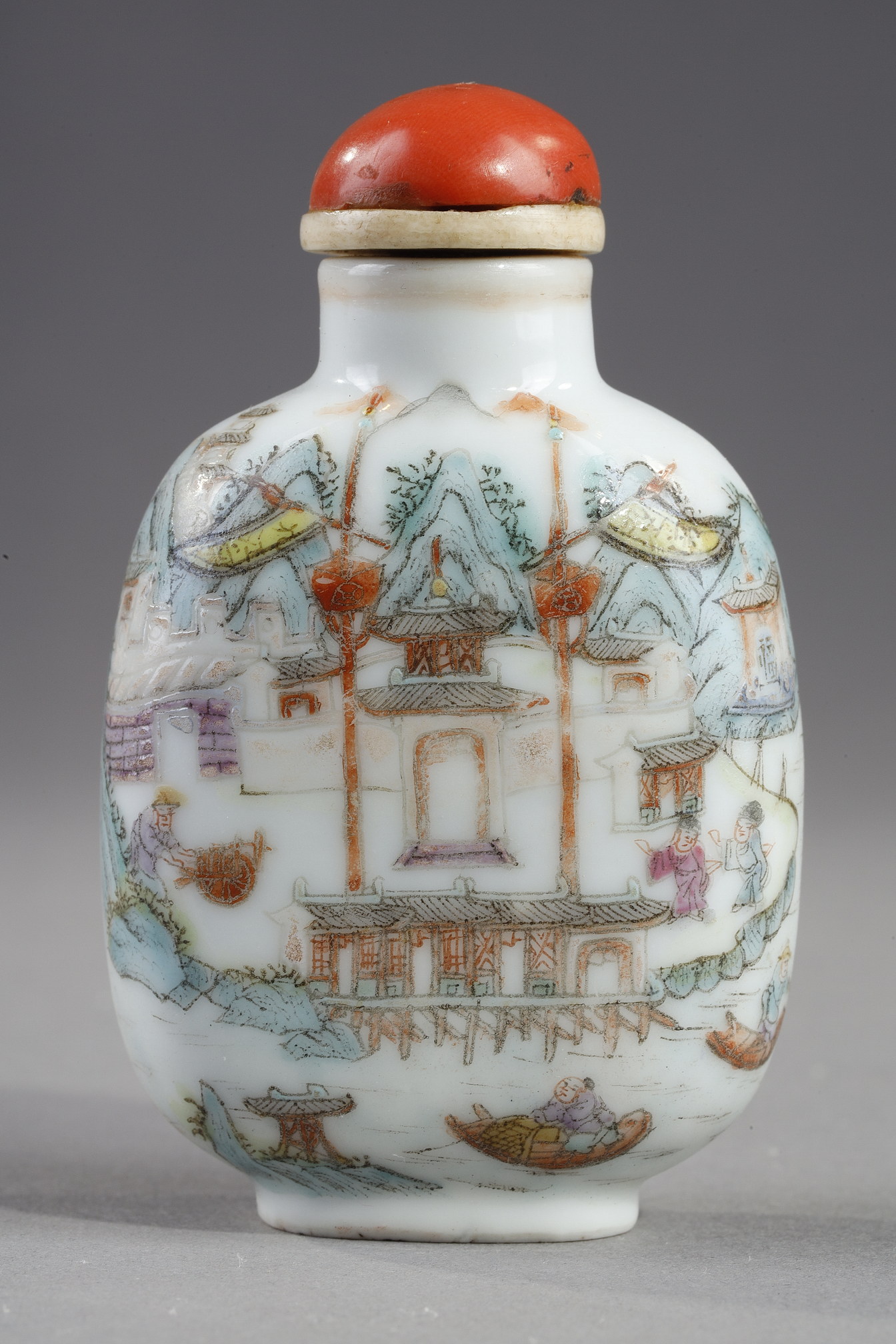 Tabatières : Flacon tabatière en porcelaine avec le decor de la garnison ou du fort de Jiujang (Jiangxi province) arrosée par le grand fleuve  selon l inscription sur une bannière - Marque Qianlong chine 1820/1850