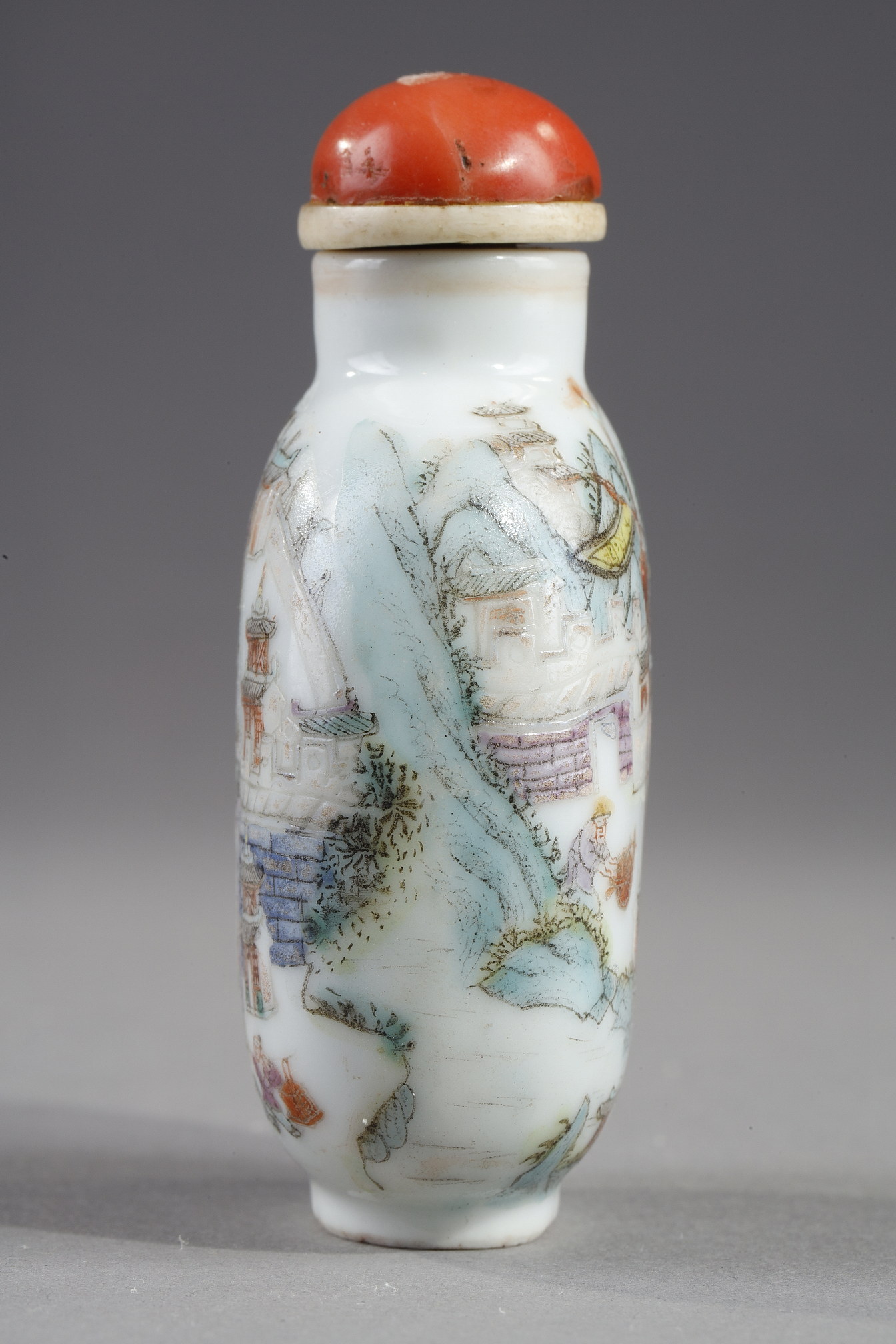 Tabatières : Flacon tabatière en porcelaine avec le decor de la garnison ou du fort de Jiujang (Jiangxi province) arrosée par le grand fleuve  selon l inscription sur une bannière - Marque Qianlong chine 1820/1850