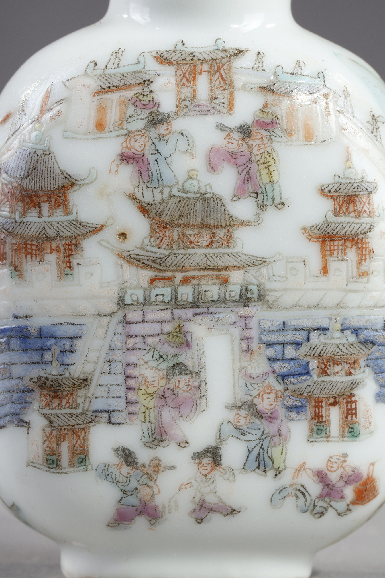 Tabatières : Flacon tabatière en porcelaine avec le decor de la garnison ou du fort de Jiujang (Jiangxi province) arrosée par le grand fleuve  selon l inscription sur une bannière - Marque Qianlong chine 1820/1850