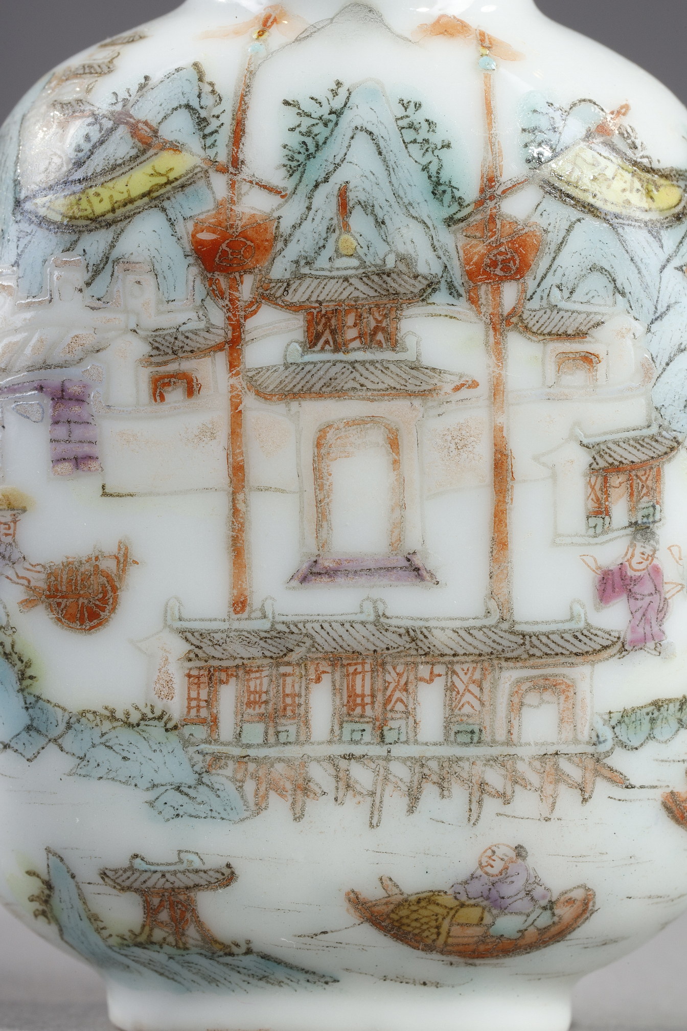 Tabatières : Flacon tabatière en porcelaine avec le decor de la garnison ou du fort de Jiujang (Jiangxi province) arrosée par le grand fleuve  selon l inscription sur une bannière - Marque Qianlong chine 1820/1850