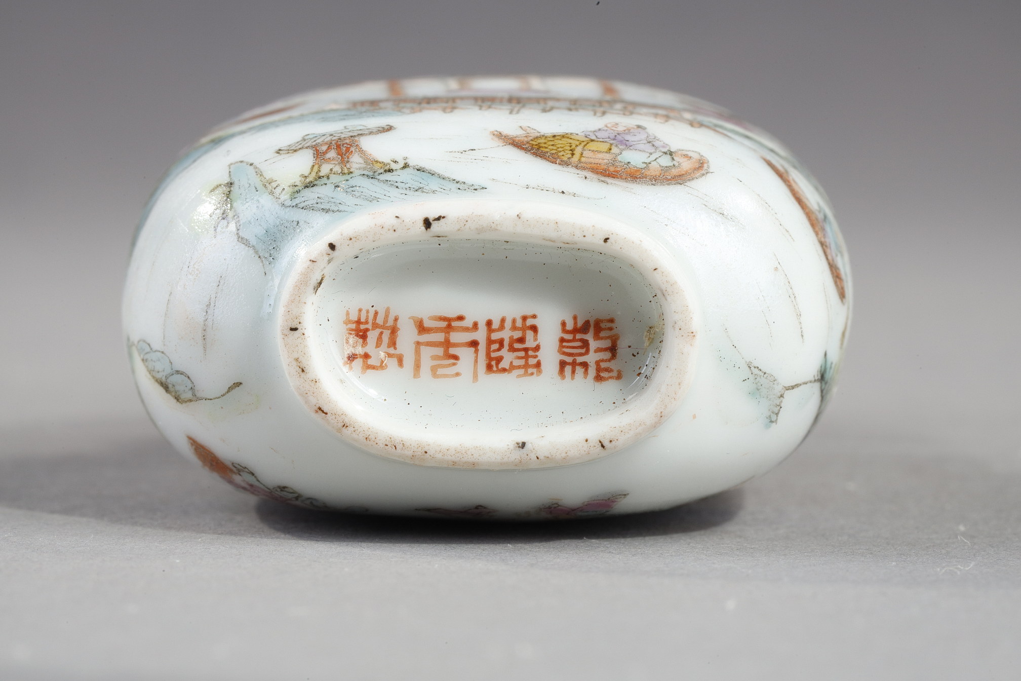 Tabatières : Flacon tabatière en porcelaine avec le decor de la garnison ou du fort de Jiujang (Jiangxi province) arrosée par le grand fleuve  selon l inscription sur une bannière - Marque Qianlong chine 1820/1850