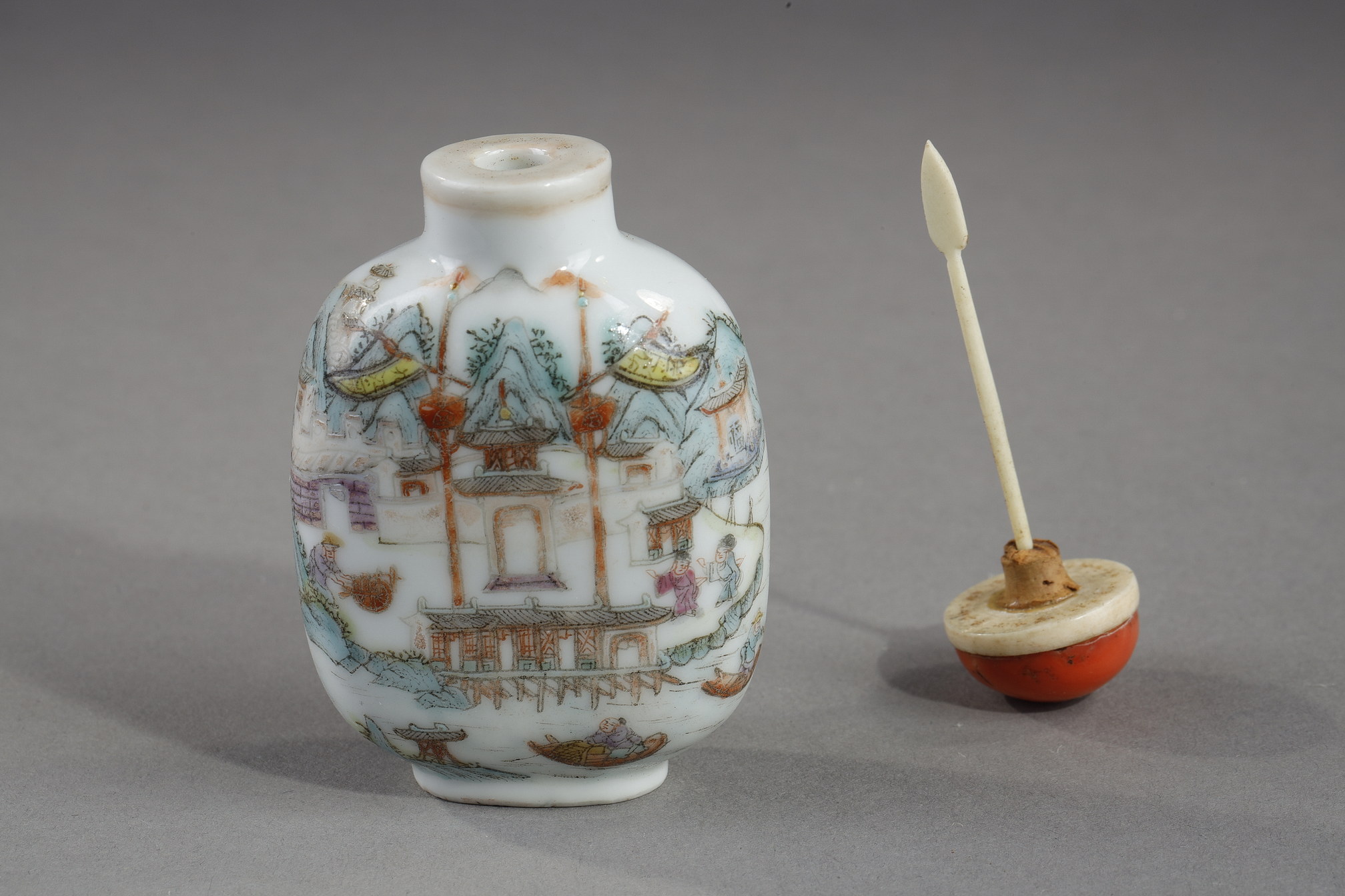 Tabatières : Flacon tabatière en porcelaine avec le decor de la garnison ou du fort de Jiujang (Jiangxi province) arrosée par le grand fleuve  selon l inscription sur une bannière - Marque Qianlong chine 1820/1850