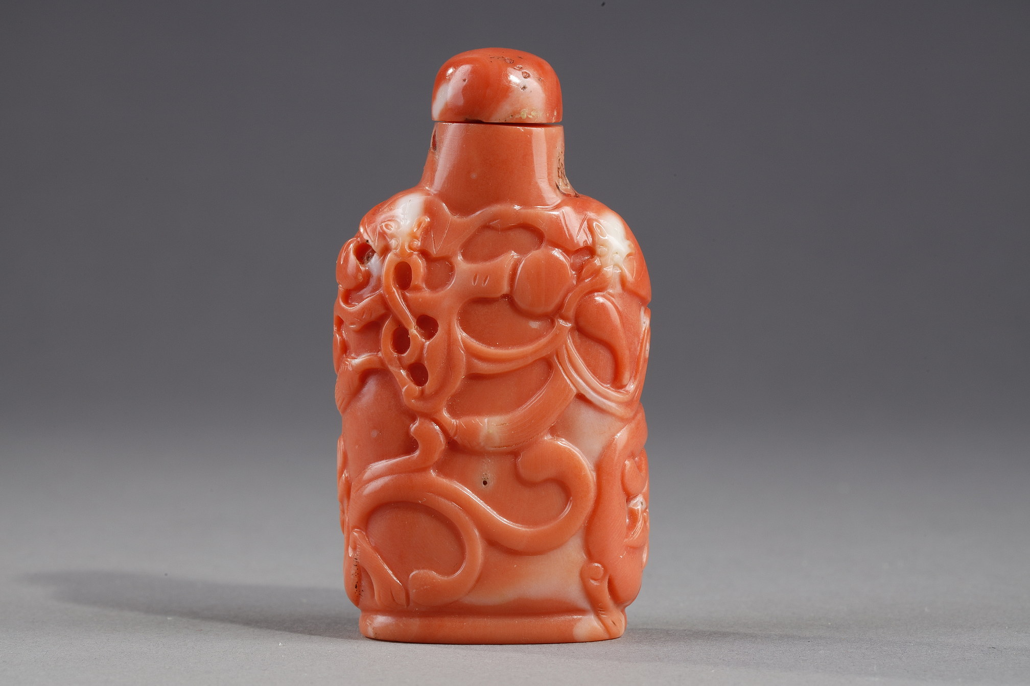 Snuff Bottles : Snuff bottle coral sculpted with bats and two dragons  - circa 1740/1820 