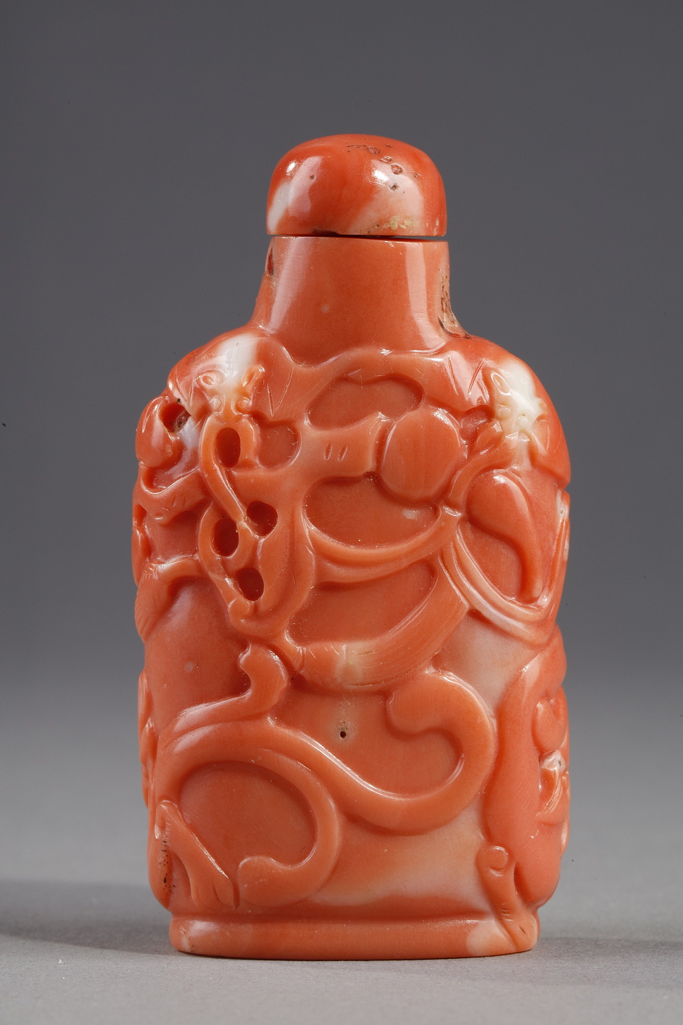 Snuff Bottles : Snuff bottle coral sculpted with bats and two dragons  - circa 1740/1820 