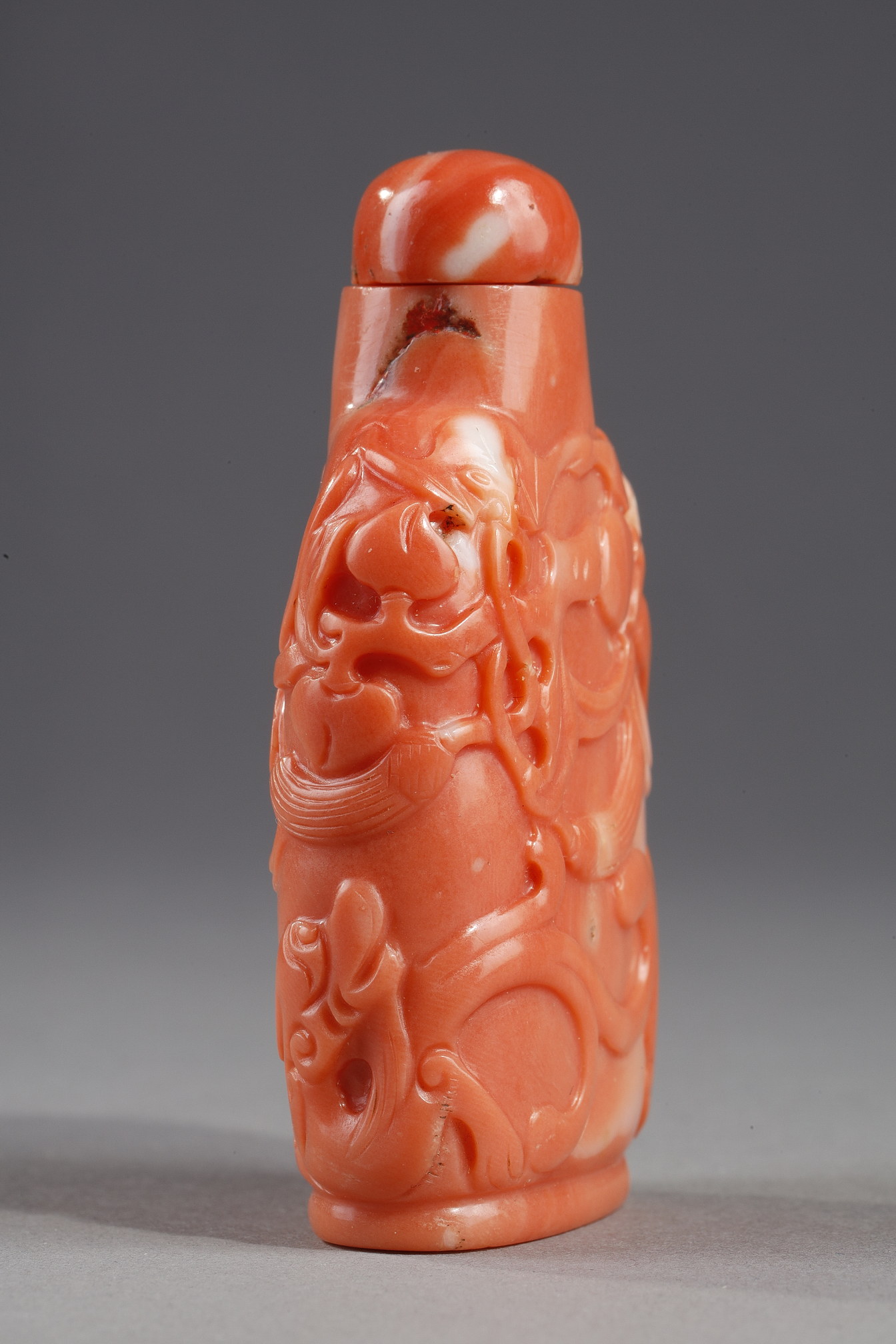 Snuff Bottles : Snuff bottle coral sculpted with bats and two dragons  - circa 1740/1820 