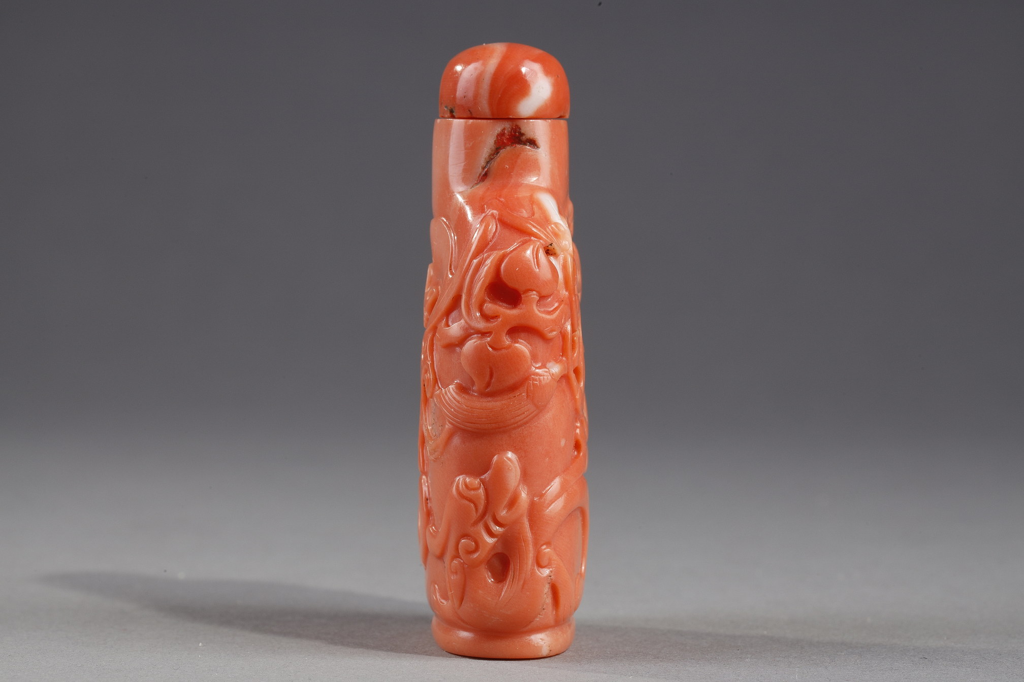 Snuff Bottles : Snuff bottle coral sculpted with bats and two dragons  - circa 1740/1820 
