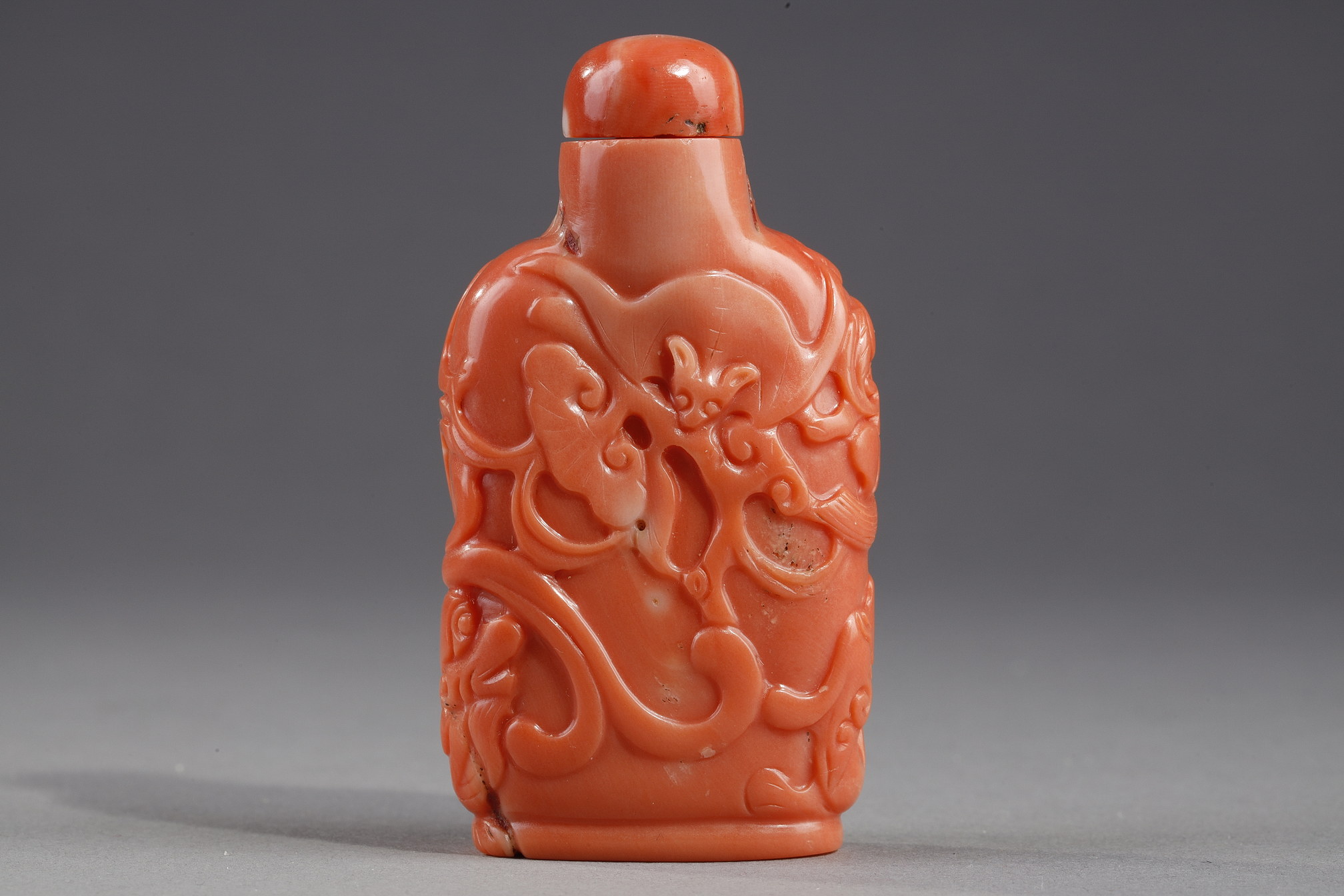Snuff Bottles : Snuff bottle coral sculpted with bats and two dragons  - circa 1740/1820 