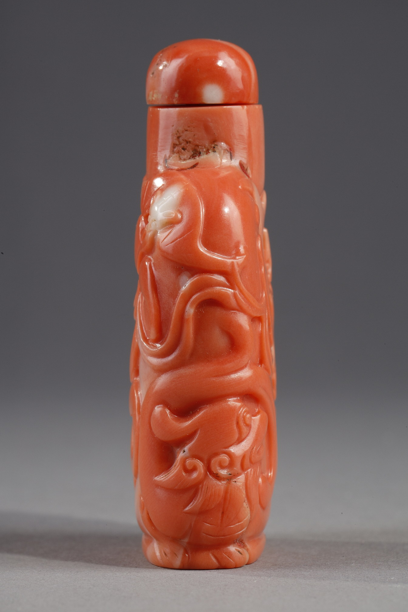 Snuff Bottles : Snuff bottle coral sculpted with bats and two dragons  - circa 1740/1820 
