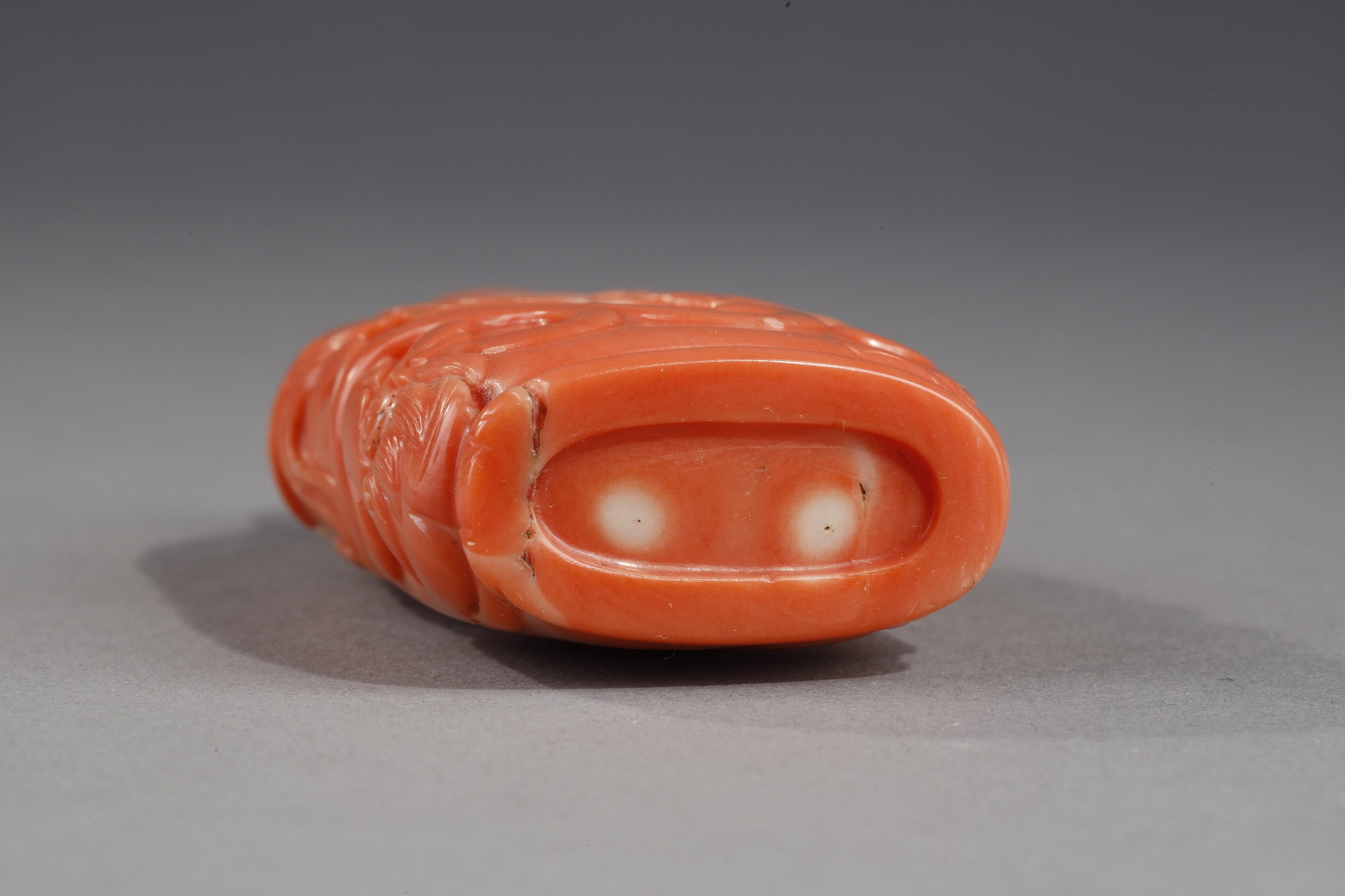 Snuff Bottles : Snuff bottle coral sculpted with bats and two dragons  - circa 1740/1820 