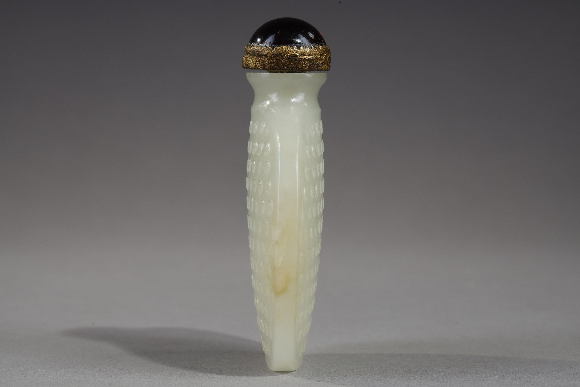 Snuff Bottles : Snuff bottle of oval shape flattened jade nephrite celadon decorated with numerous signs "Shou"
(longevity) in light relief - China 1750/1820