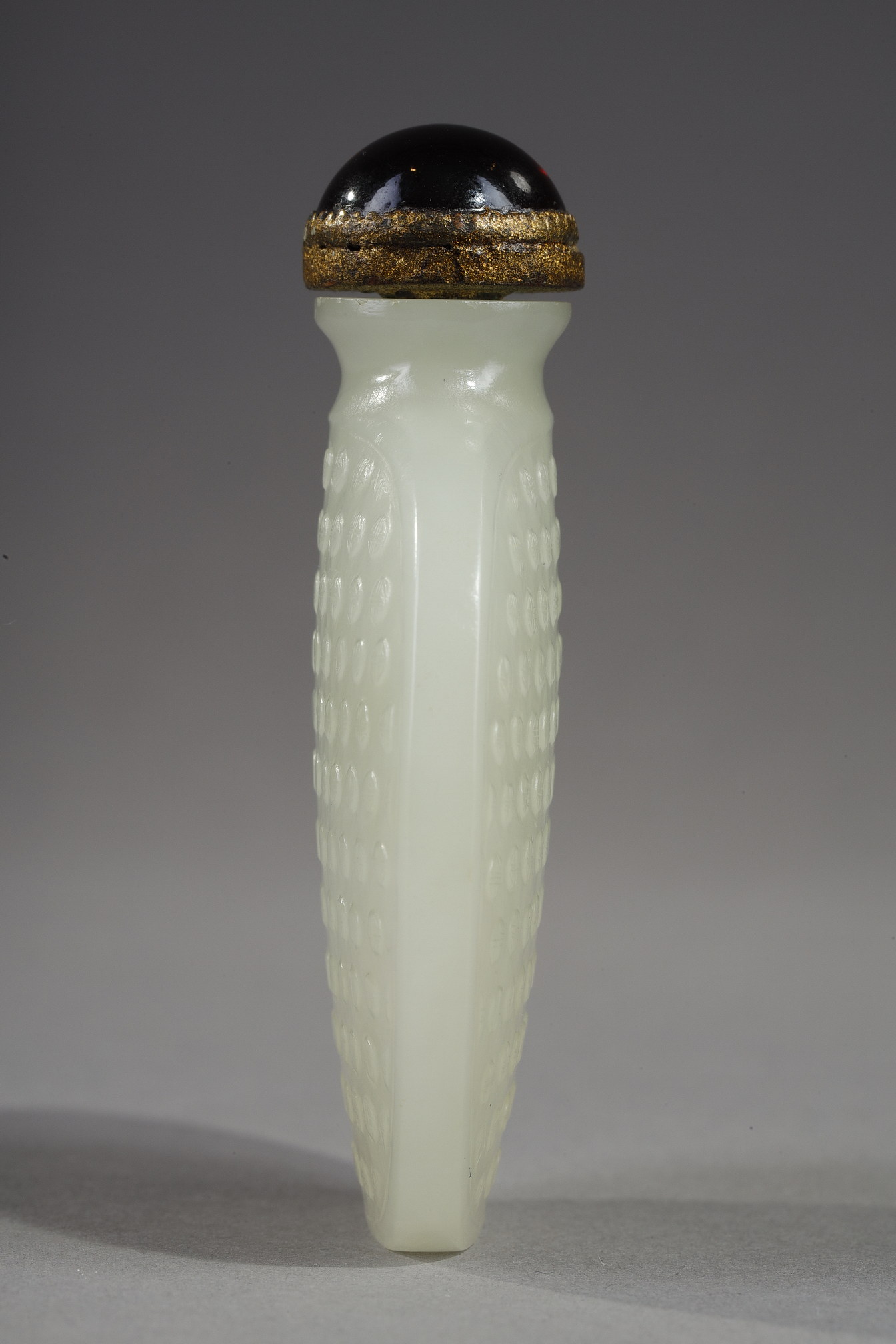 Snuff Bottles : Snuff bottle of oval shape flattened jade nephrite celadon decorated with numerous signs "Shou"
(longevity) in light relief - China 1750/1820