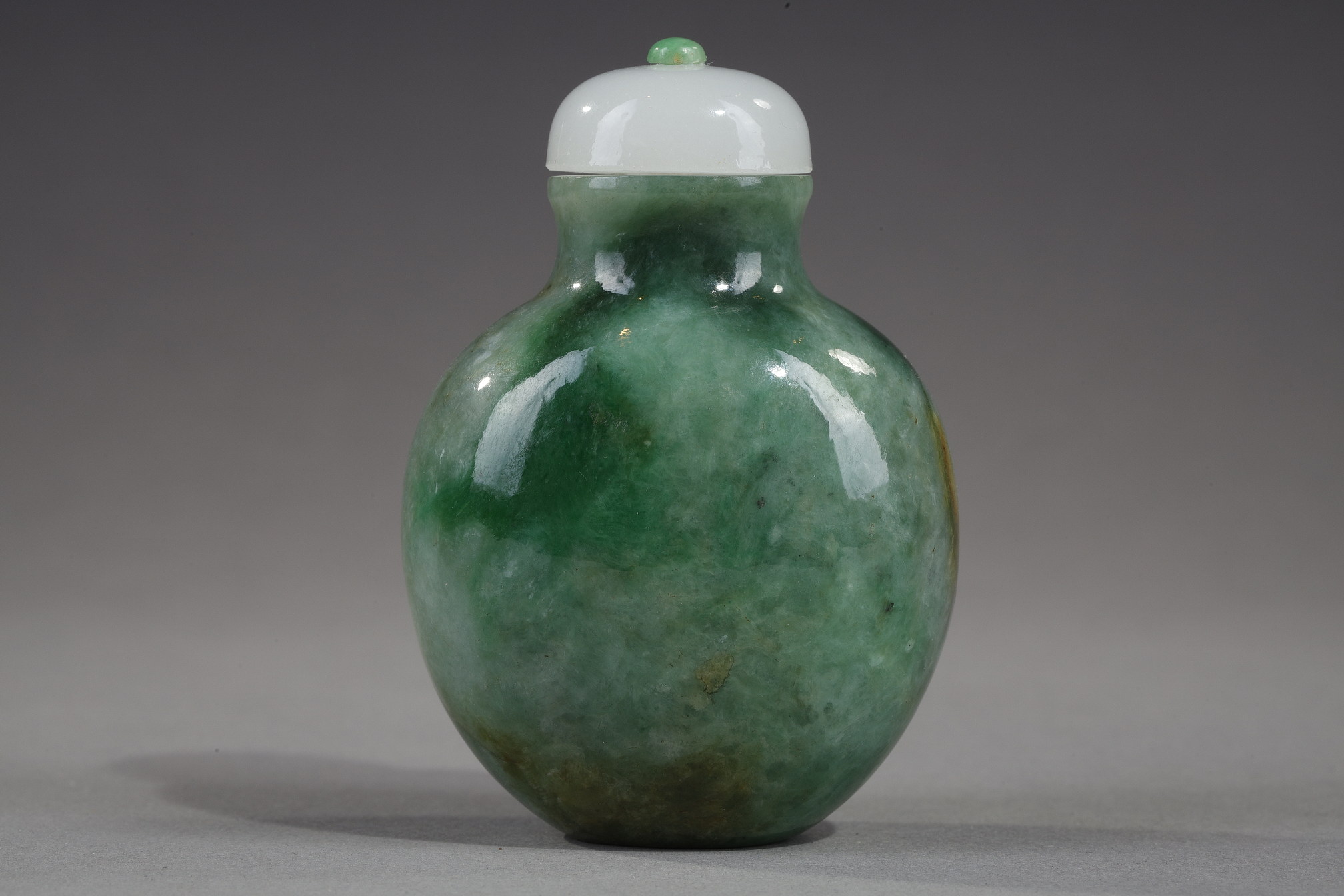 Snuff Bottles : snuff bottle jade spotted green apple and rust - 1750/1850