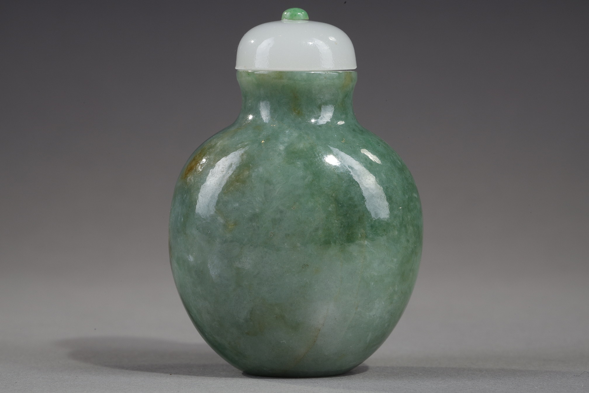 Snuff Bottles : snuff bottle jade spotted green apple and rust - 1750/1850
