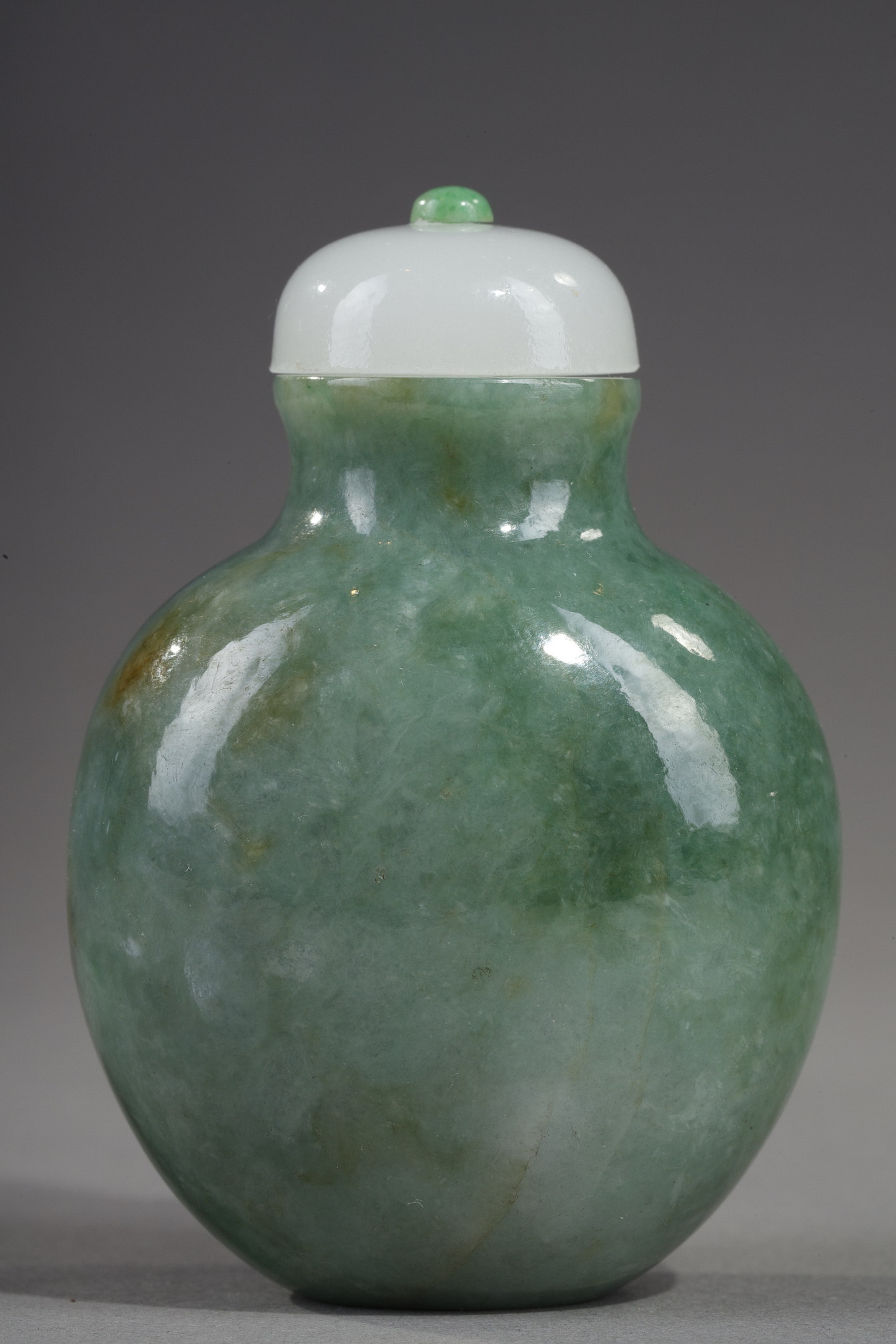 Snuff Bottles : snuff bottle jade spotted green apple and rust - 1750/1850