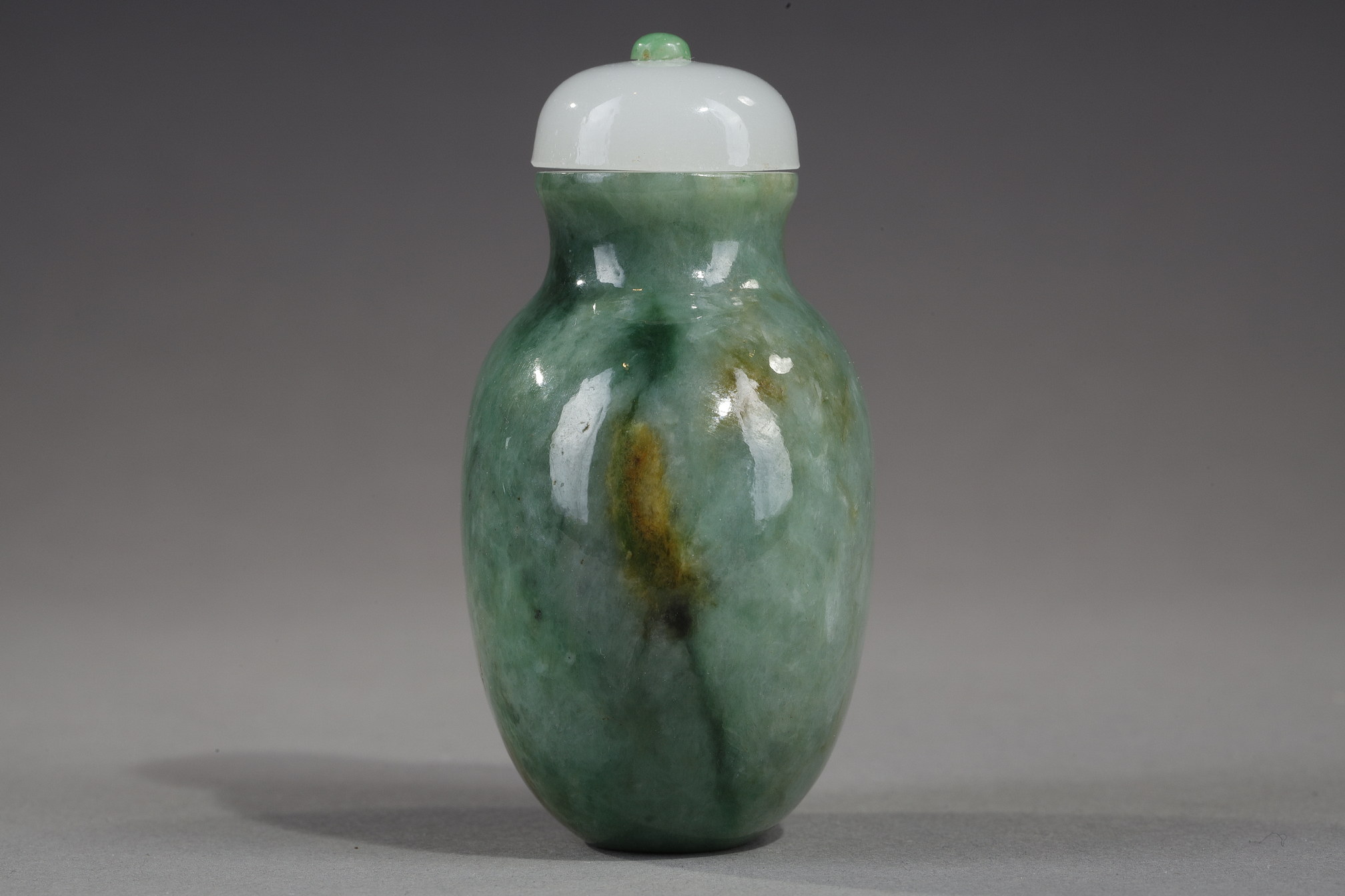 Snuff Bottles : snuff bottle jade spotted green apple and rust - 1750/1850