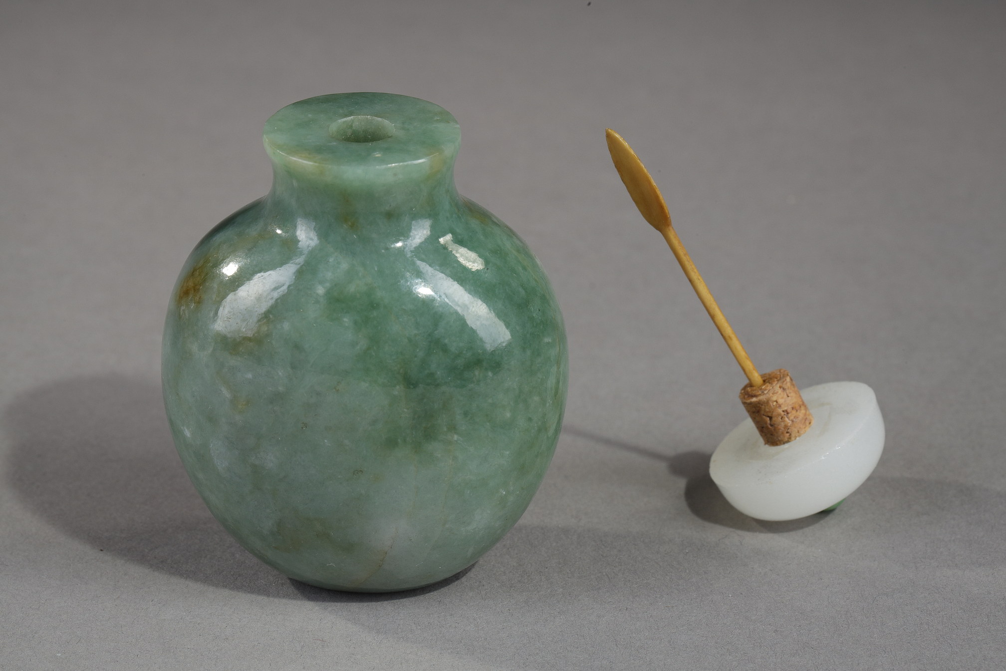 Snuff Bottles : snuff bottle jade spotted green apple and rust - 1750/1850