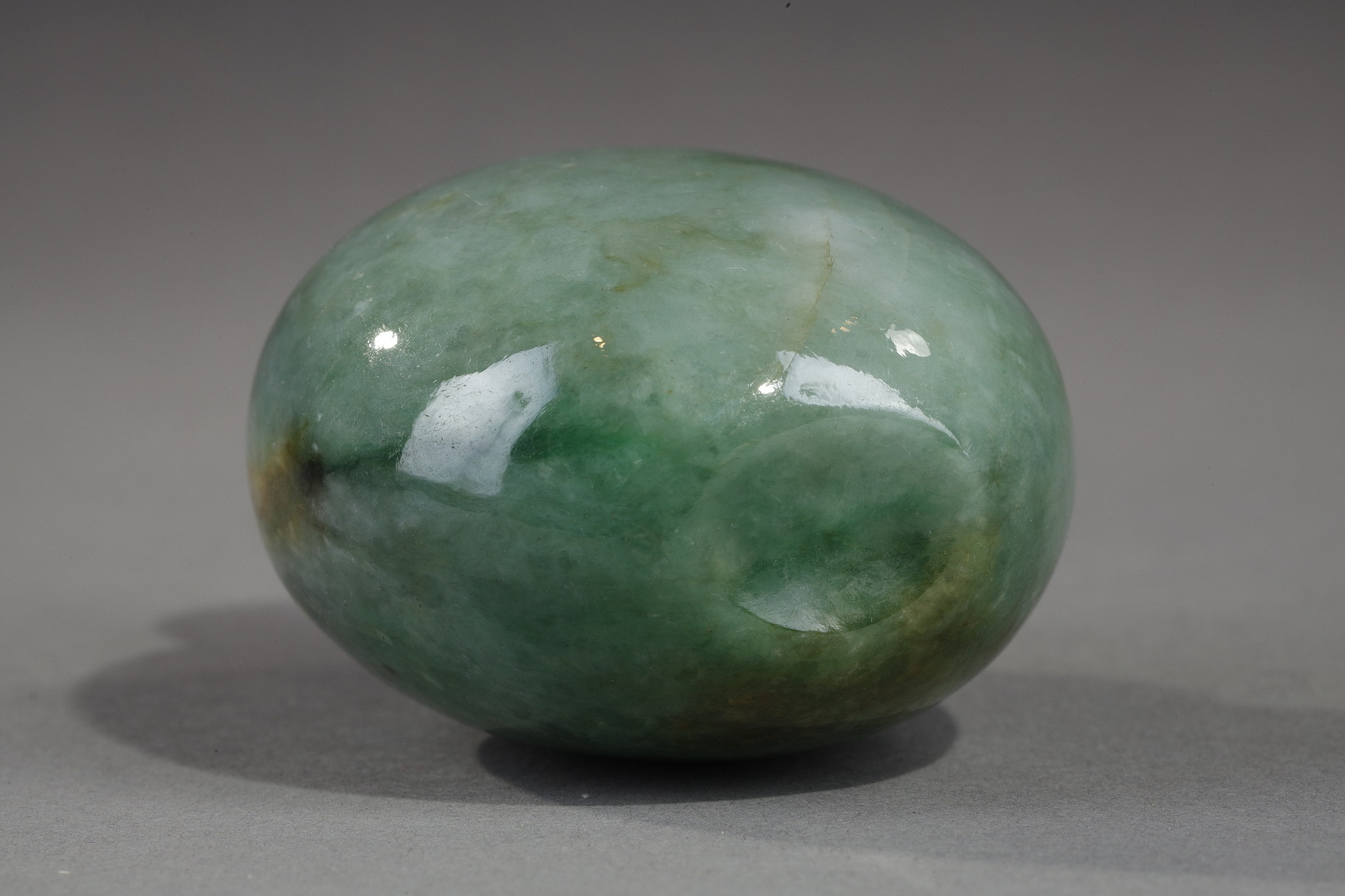 Snuff Bottles : snuff bottle jade spotted green apple and rust - 1750/1850