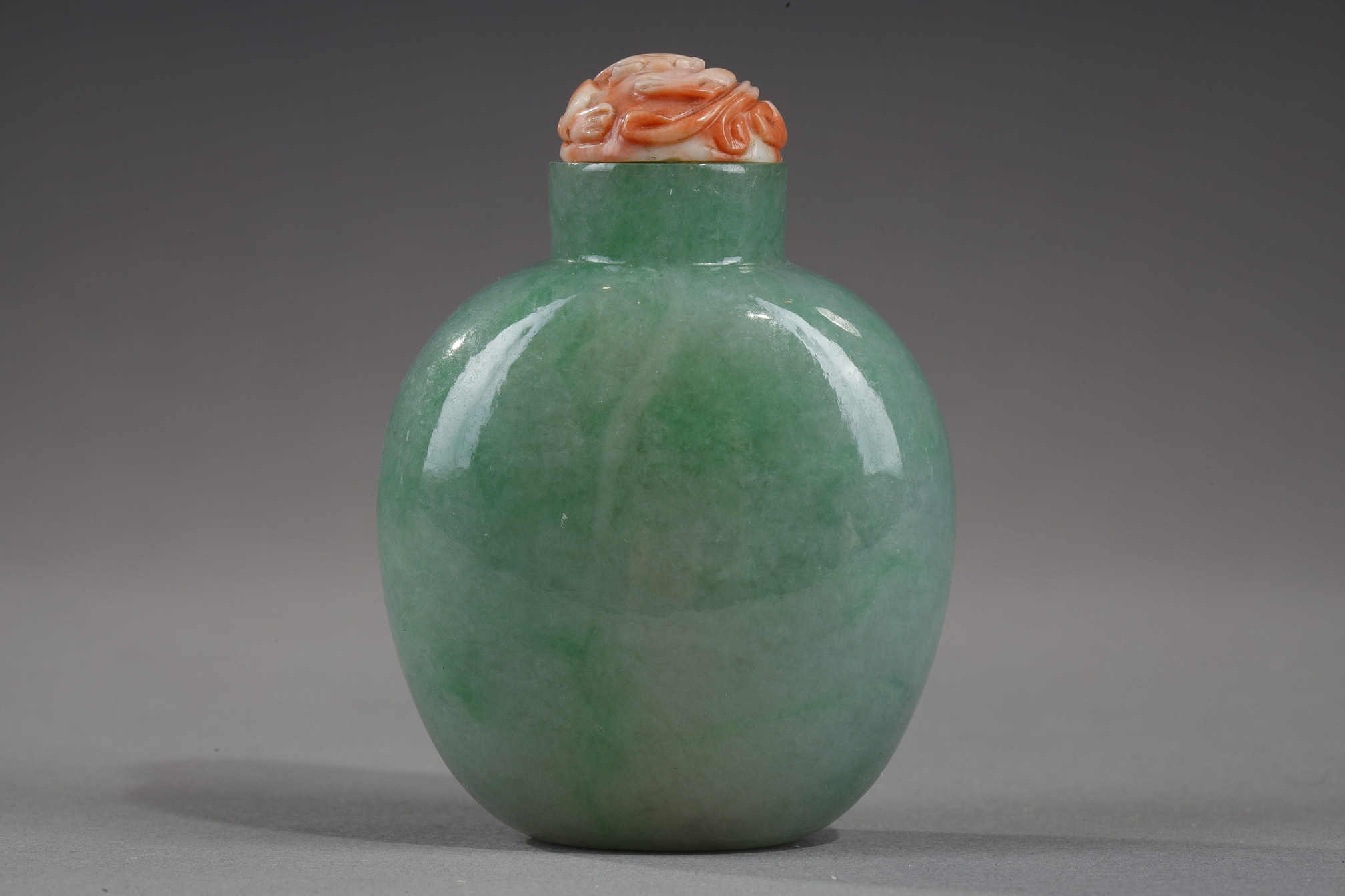 Tabatières : Flacon tabatière en jadeite vert pomme - chine 1800/1860
Bouchon en corail sculpté d un dragon